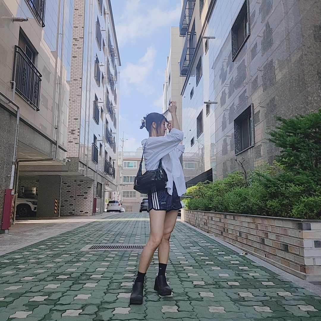 (W) Adidas x Sporty & Rich Shorts Legend Ink - KR Sizing 착용 스타일