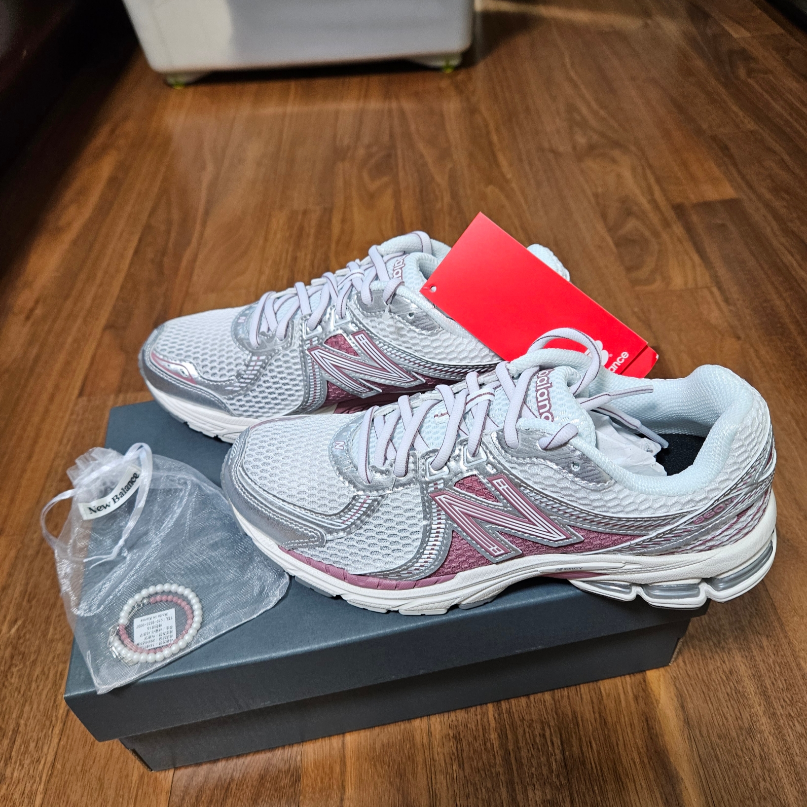 New Balance 860v2 Rosewood Metallic Silver 착용 스타일 - 1