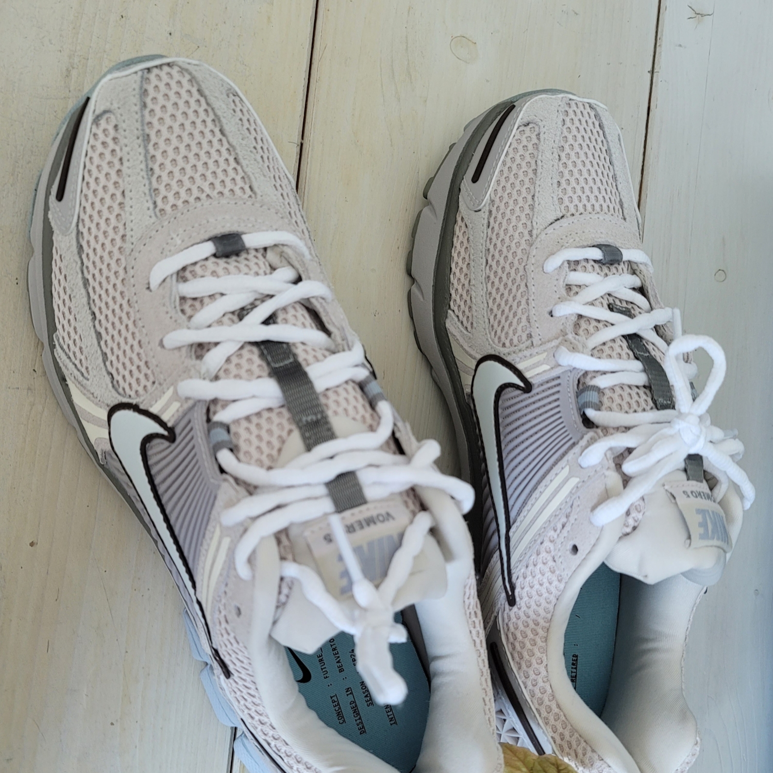 Nike Zoom Vomero 5 SE Light Orewood Brown 착용 스타일 - 3