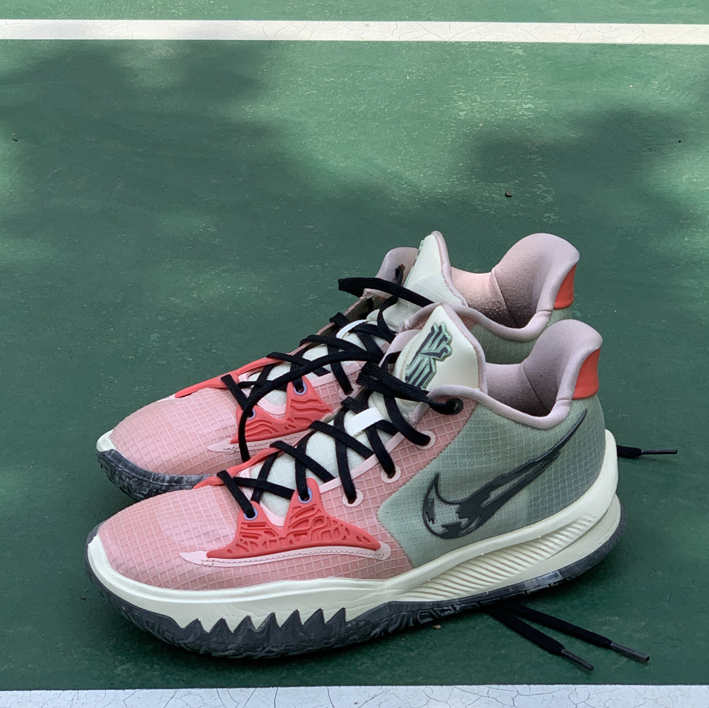 Nike Kyrie Low 4 EP Pale Coral 착용 스타일