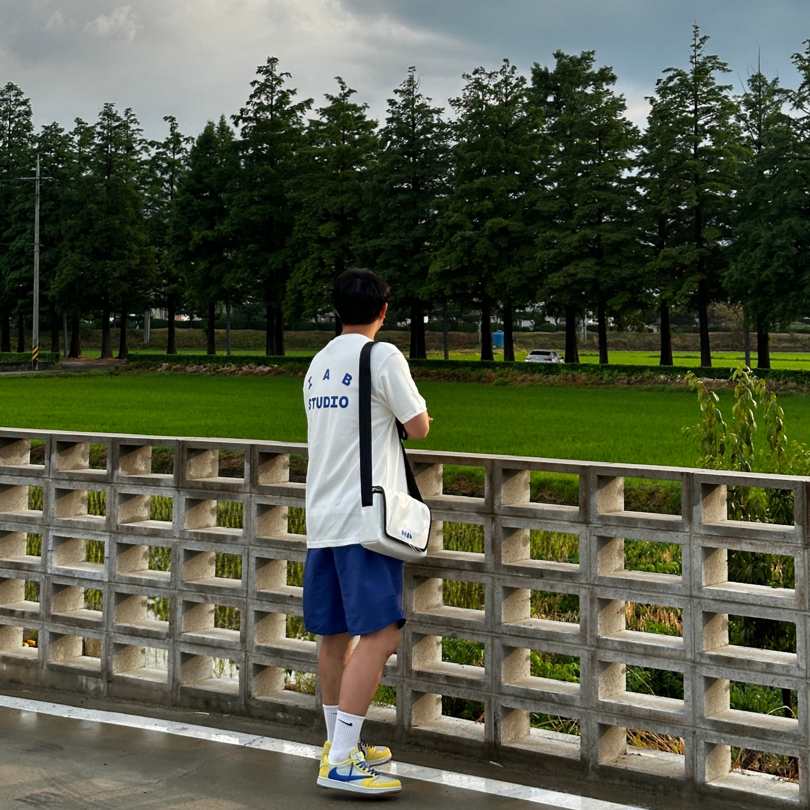 Stussy Stock Water Shorts Cobalt, IAB Studio 10th Anniversary T-Shirts Pack White & Black (2 Pack) 착용 스타일
