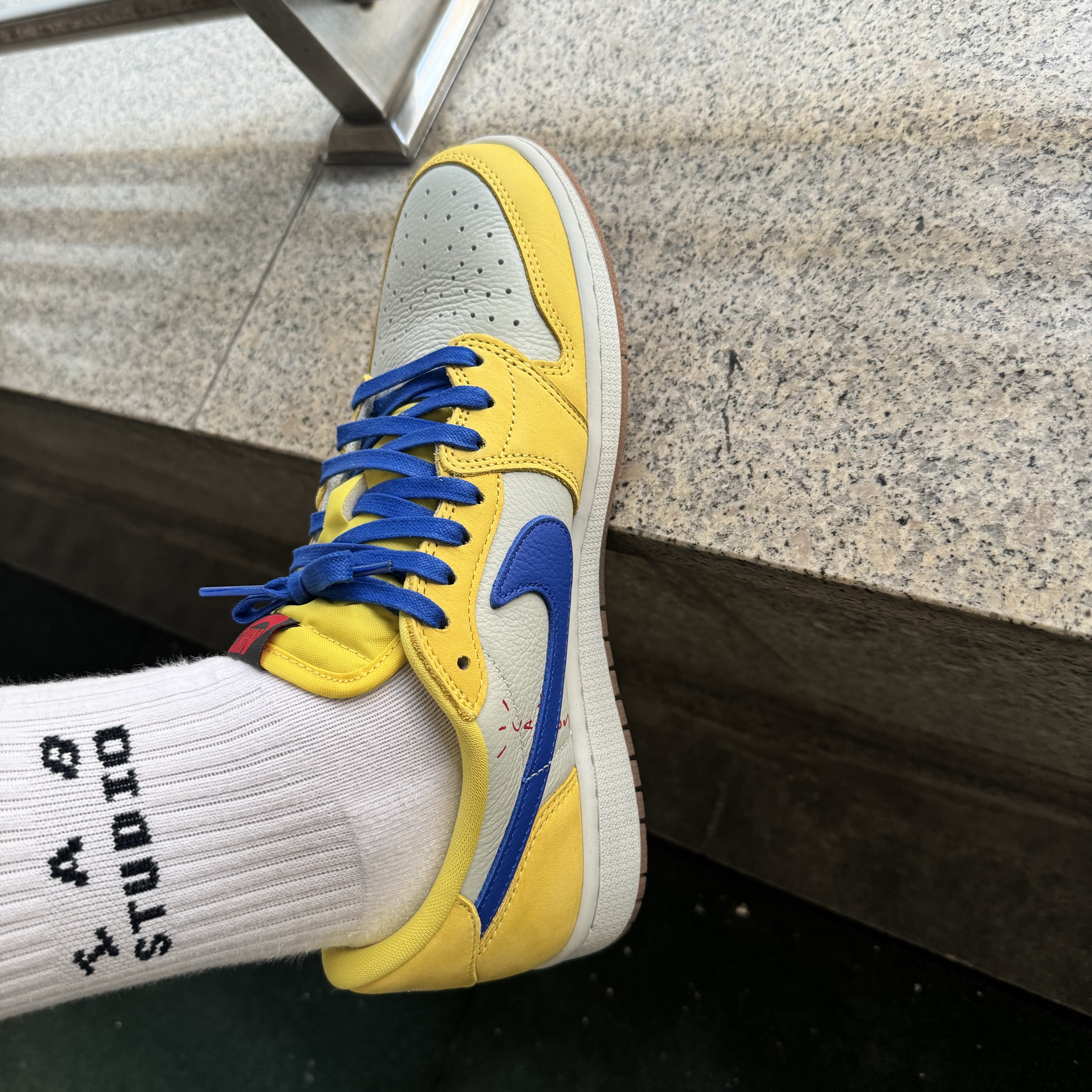 (W) Jordan 1 x Travis Scott Retro Low OG SP Canary 착용 스타일 - 2