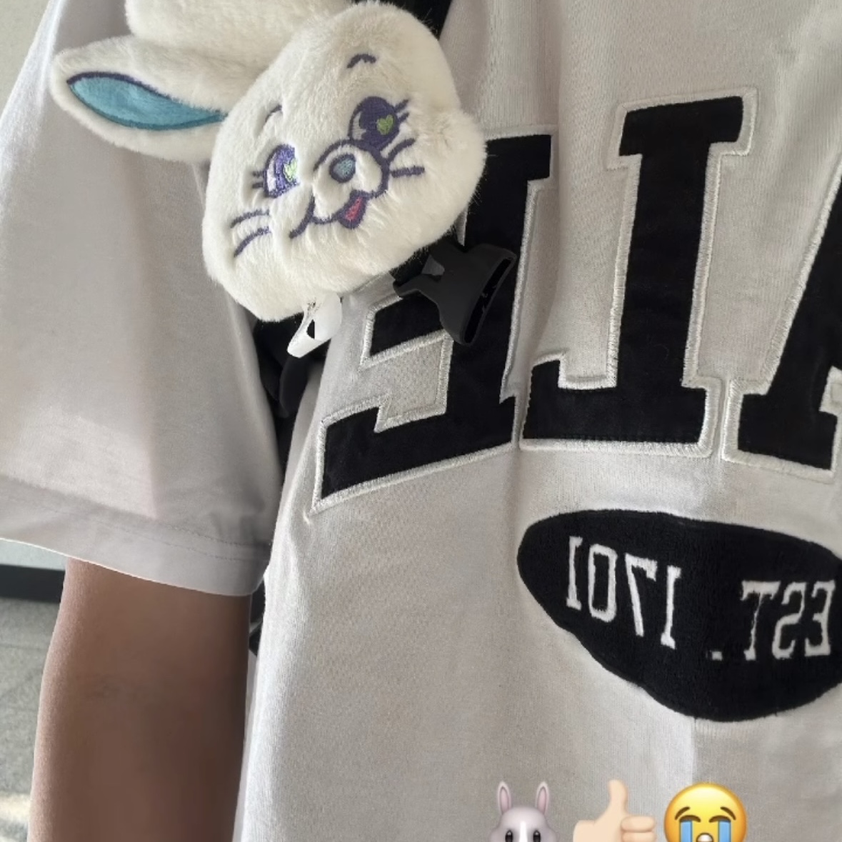NewJeans Tokki Merchandise Fluffy Keyring White 착용 스타일