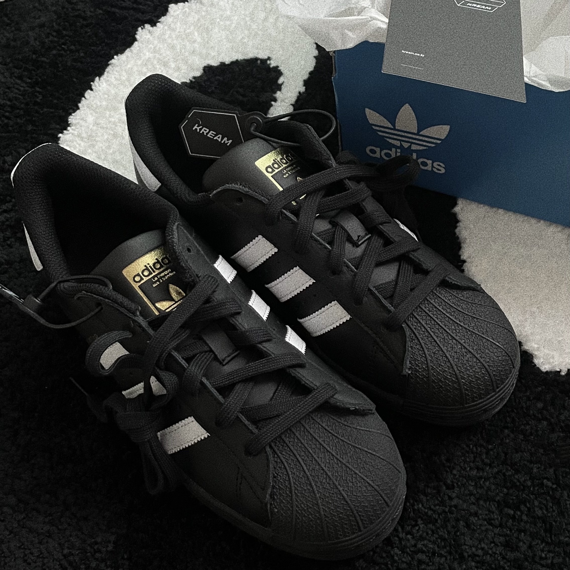 Adidas Superstar Core Black White 착용 스타일