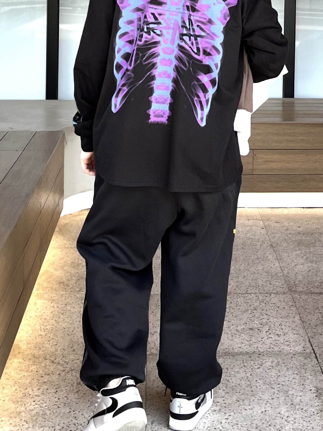 Stussy Rib Cage LS T-Shirt Black, Nike x Travis Scott Mac Attack SP Light Smoke Grey 착용 스타일