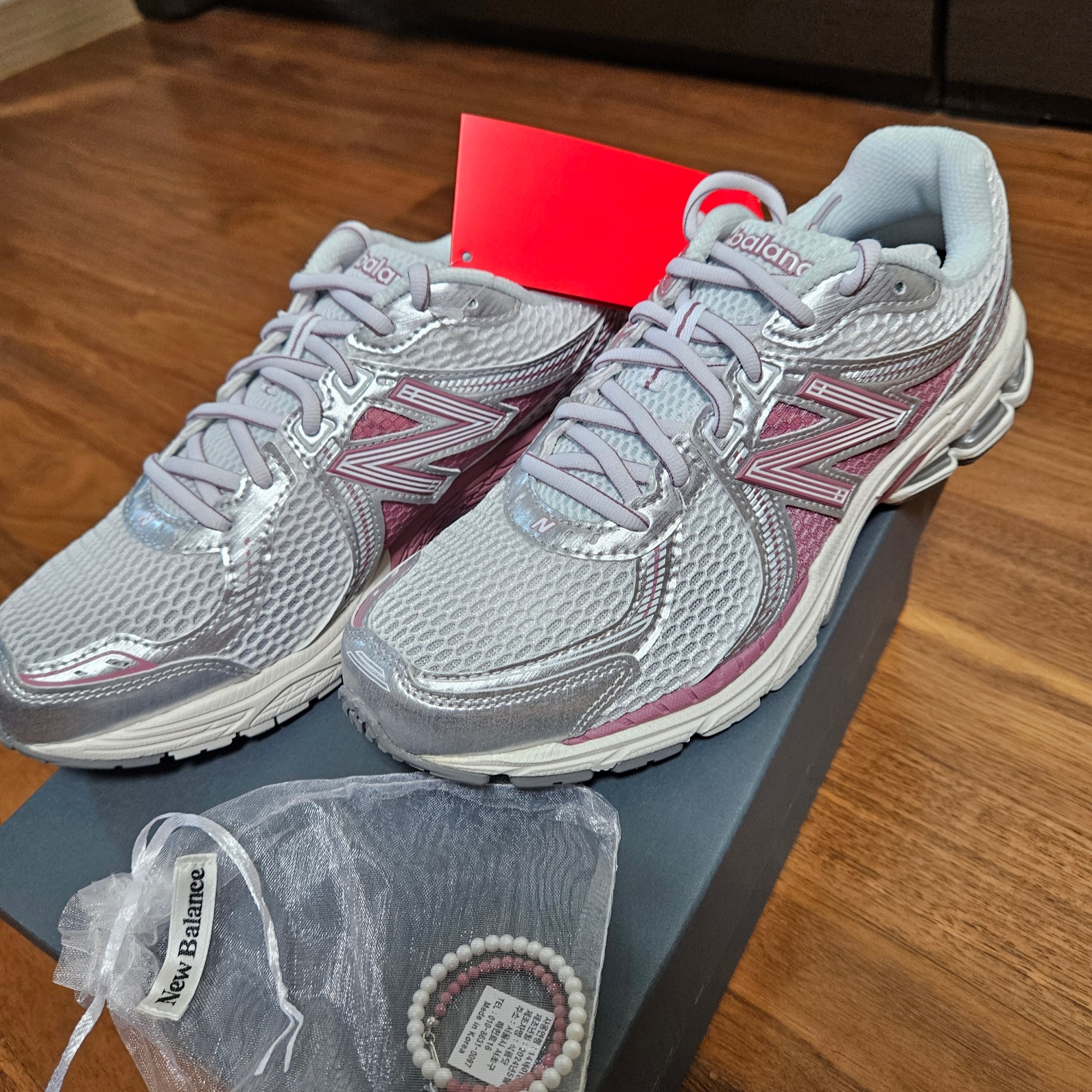 New Balance 860v2 Rosewood Metallic Silver 착용 스타일 - 2