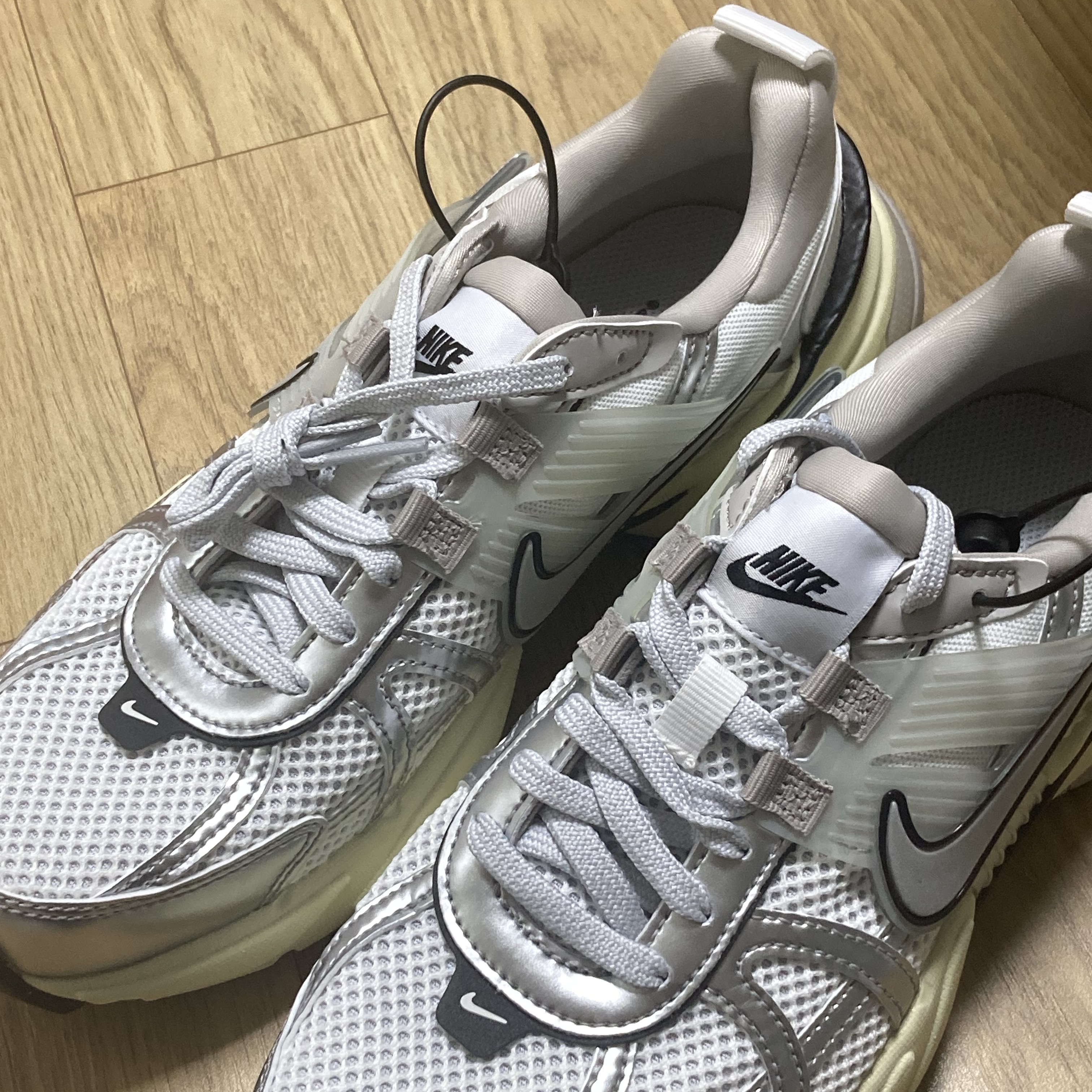 Nike V2K Run Summit White Metallic Silver 착용 스타일 - 1