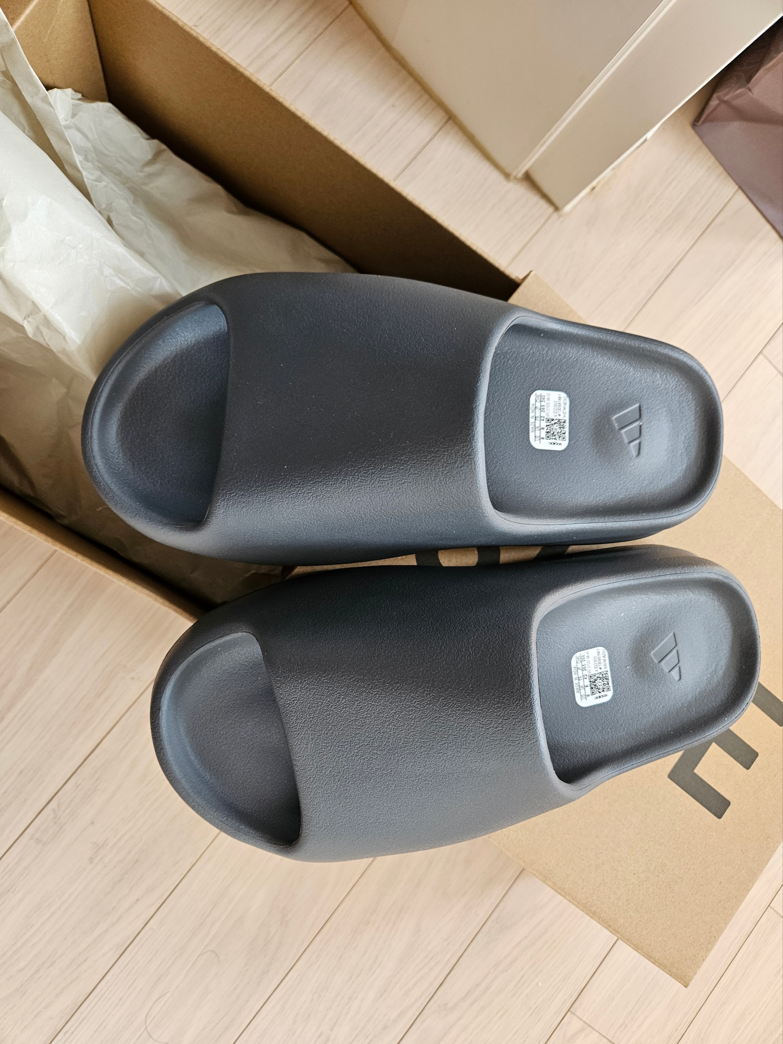 Adidas Yeezy Slide Slate Grey 착용 스타일