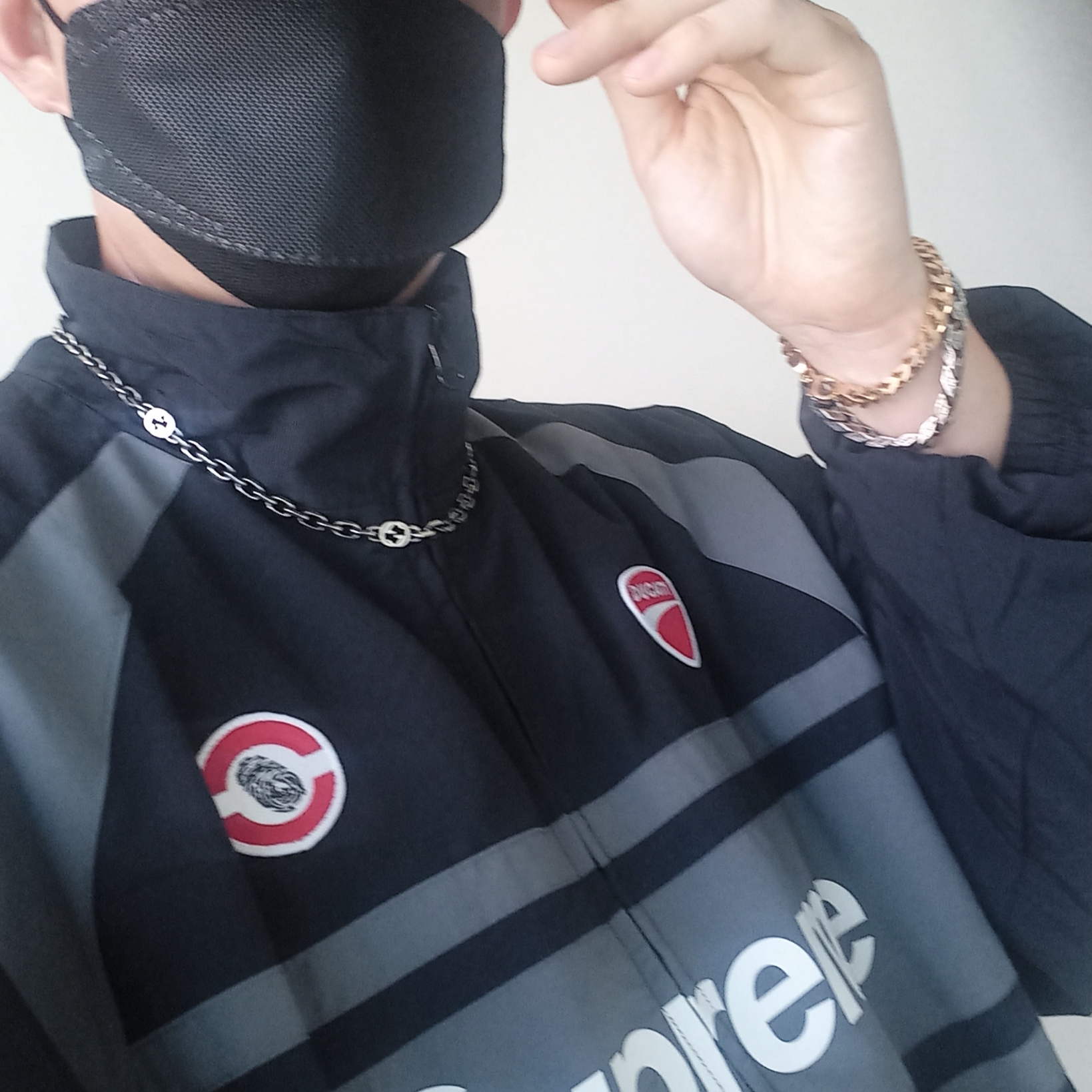 Supreme x Ducati Track Jacket Black - 24SS, Gucci Interlocking G Chain Bracelet In Silver Silver 착용 스타일 - 2