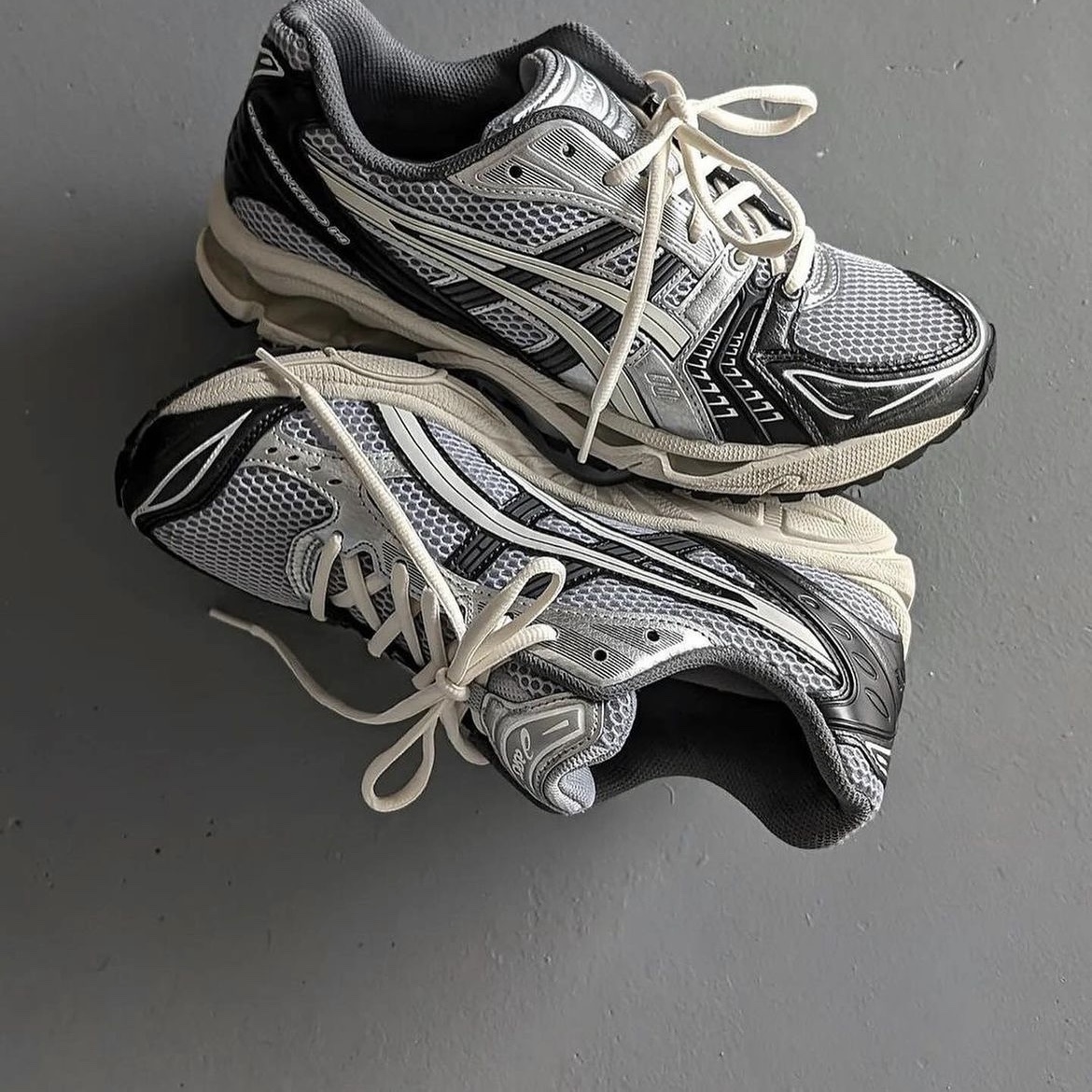 Asics Gel-Kayano 14 Black Glacier Grey, Asics Gel-Kayano 14 Cream Black 착용 스타일 - 2