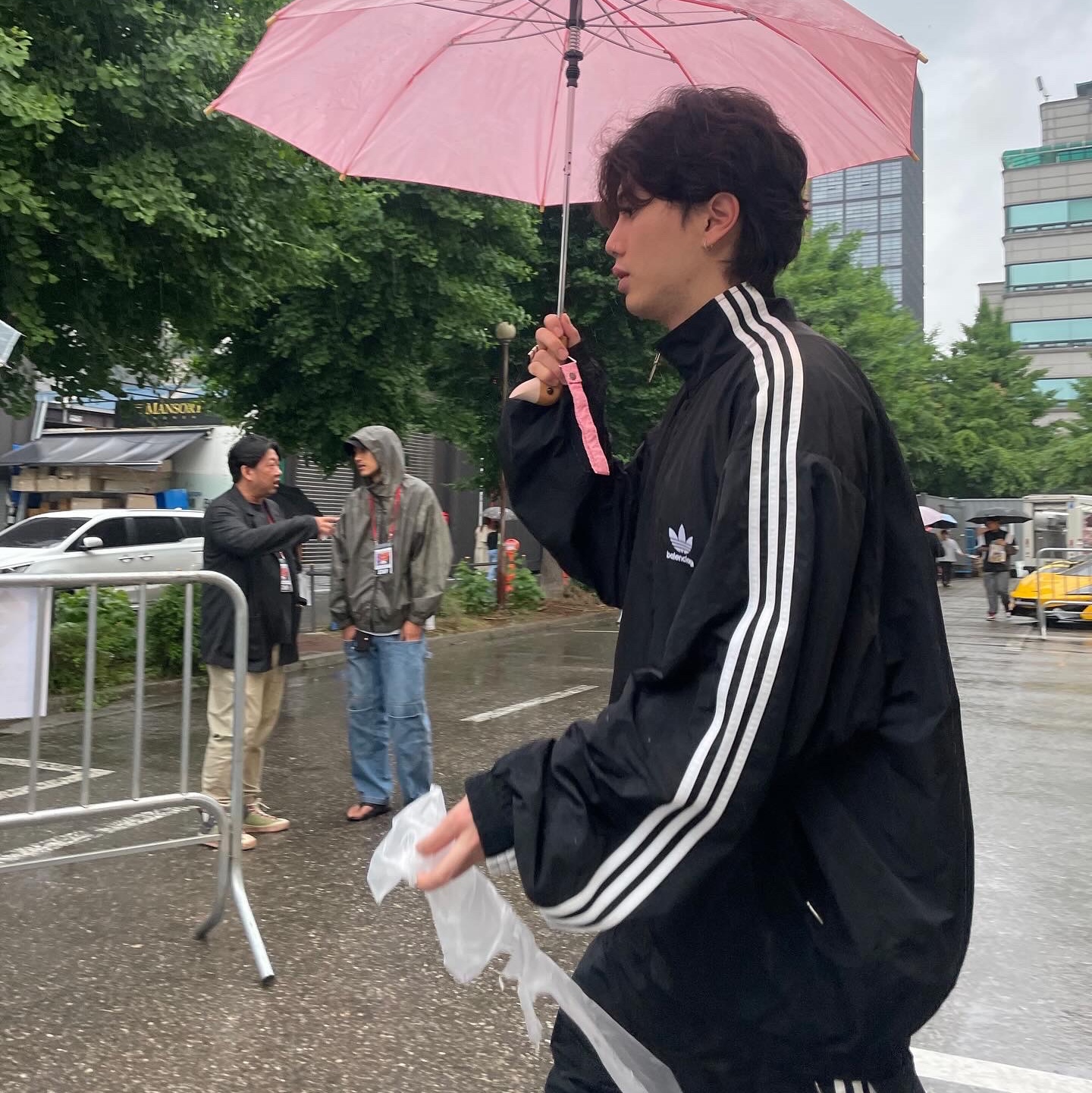 Balenciaga x Adidas Performance Poplin Tracksuit Jacket Black, Balenciaga x Adidas Tracksuit Trousers Black 착용 스타일 - 3