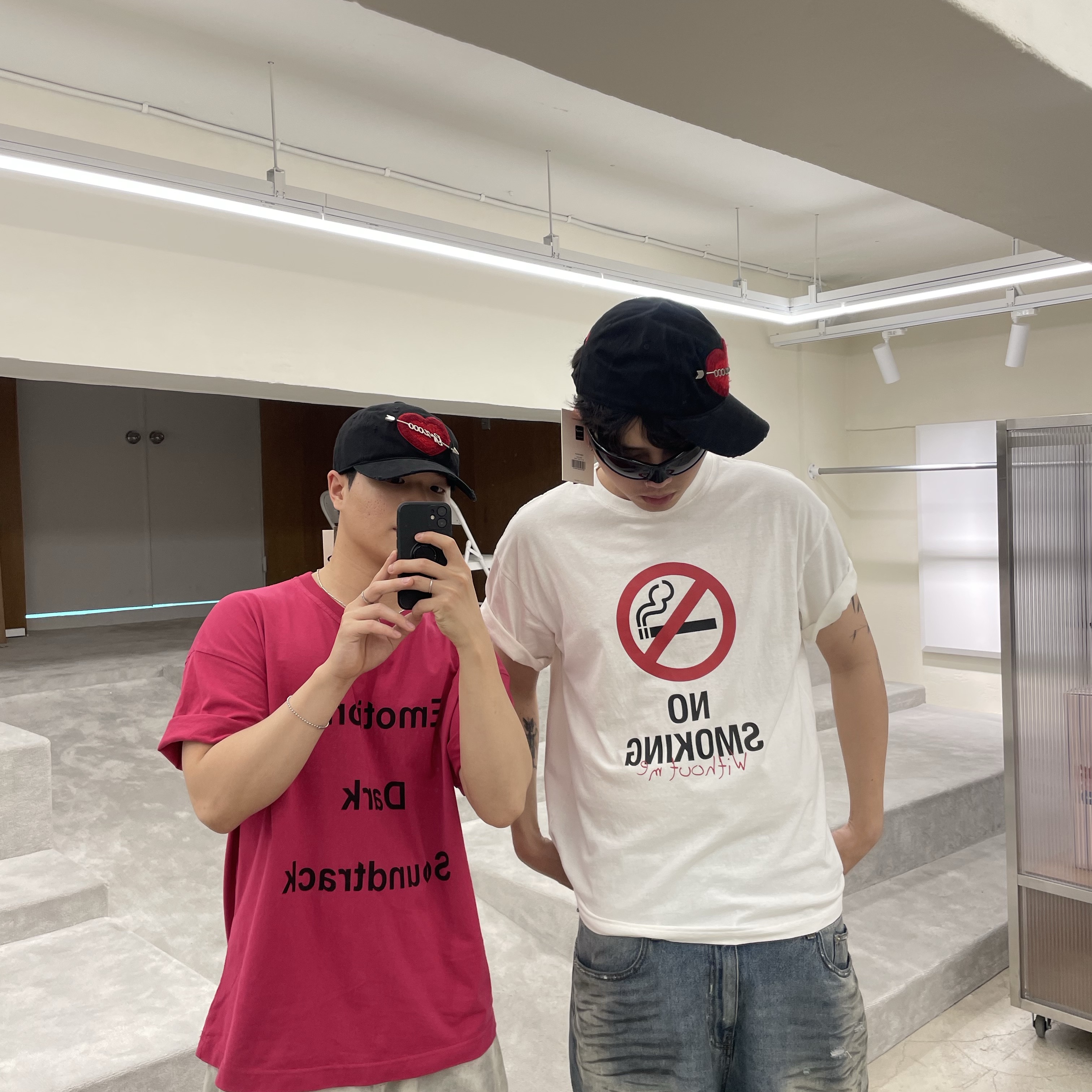 Project G/R Membership Meme No Smoking Without Me T-Shirt White, Balenciaga Skin Cat Sunglasses Black 착용 스타일 - 5
