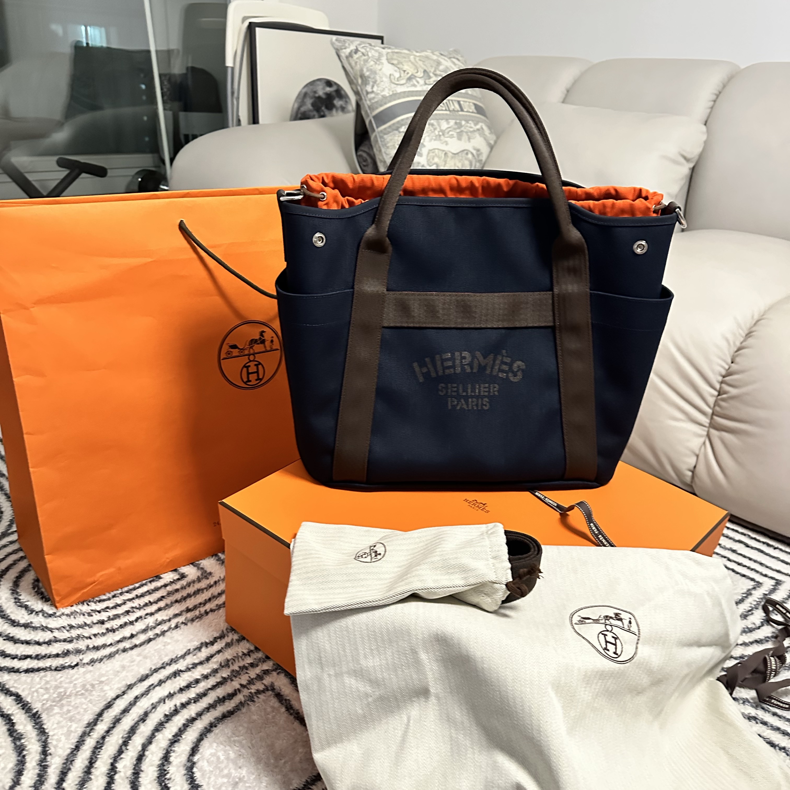 Hermes The Grooming Bag Canvas & Bleu Navy Feu 착용 스타일 - 1