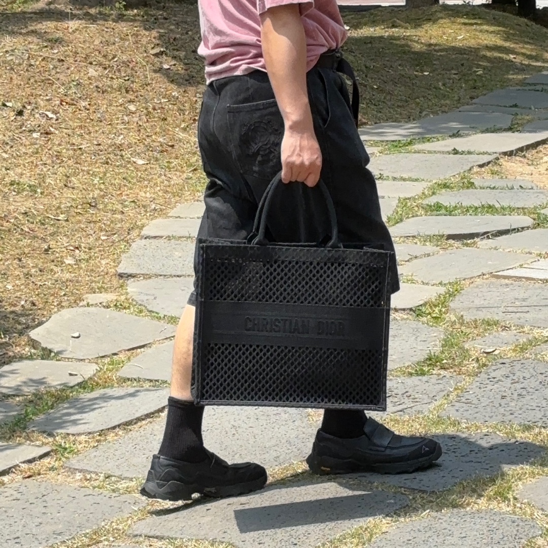 Dior Book Tote Black Mesh Embroidery, Roa Hiking Loafer Black 착용 스타일 - 1