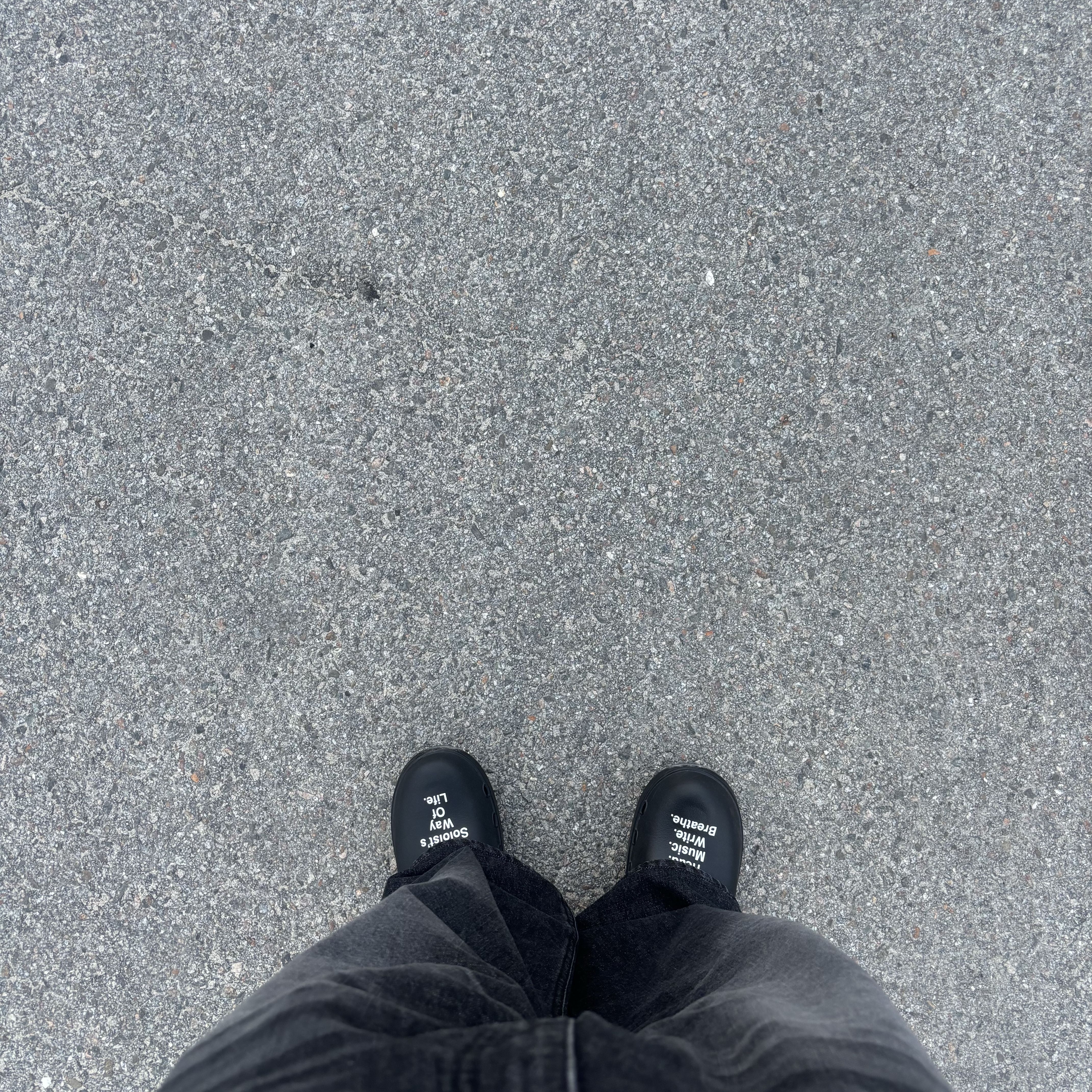 Oofos x Takahiromiyashita The Soloist The Soloist's Way Of Life Clog Black White 착용 스타일