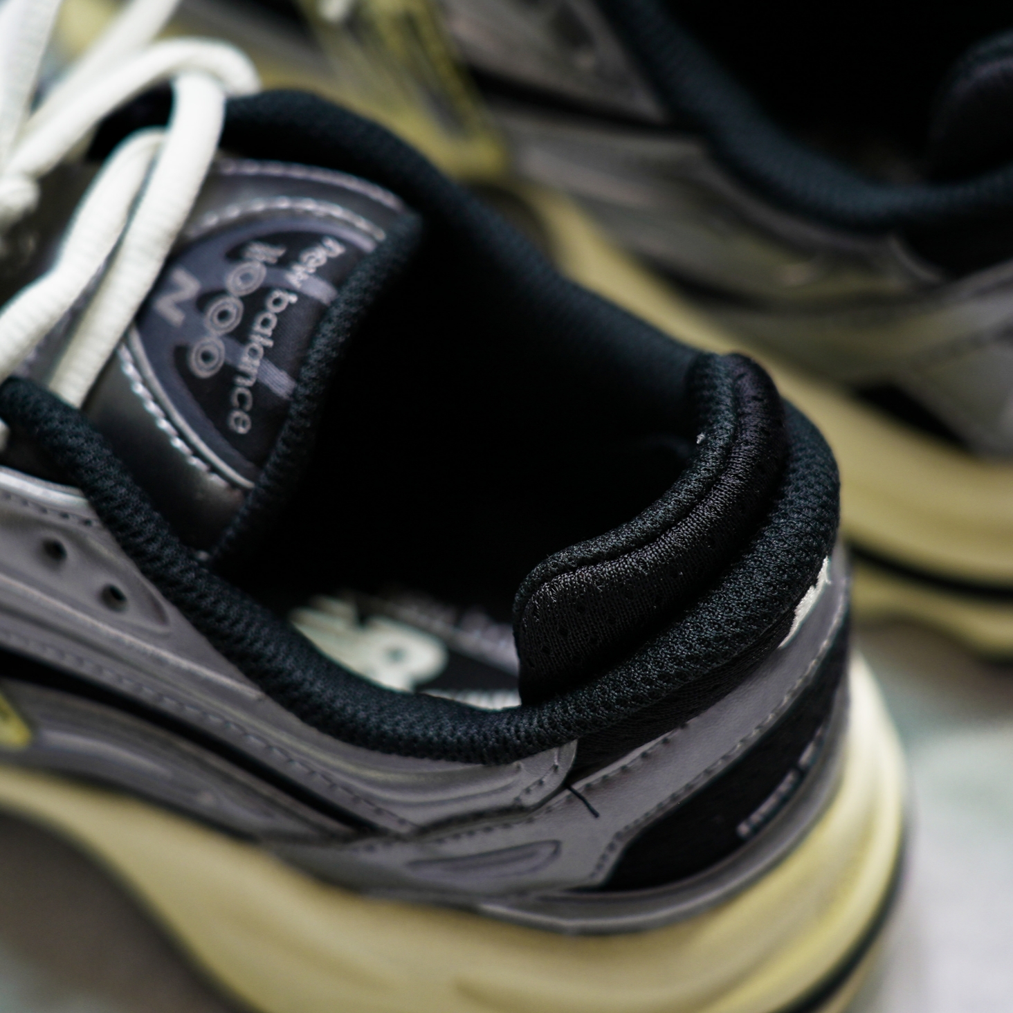 New Balance 1000 Silver Metallic Black 착용 스타일 - 7