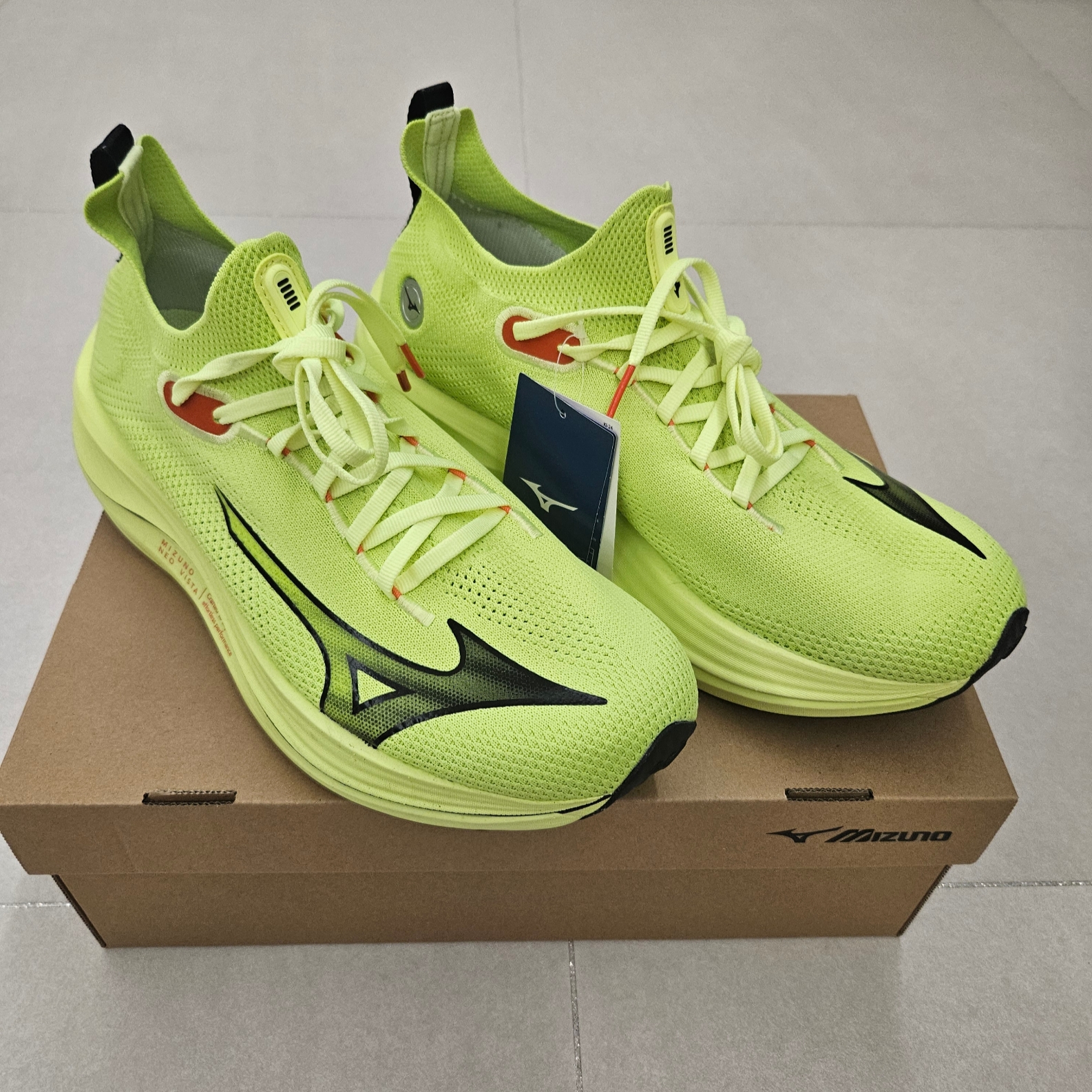 Mizuno Neo Vista Yellow Lime Black 착용 스타일 - 1