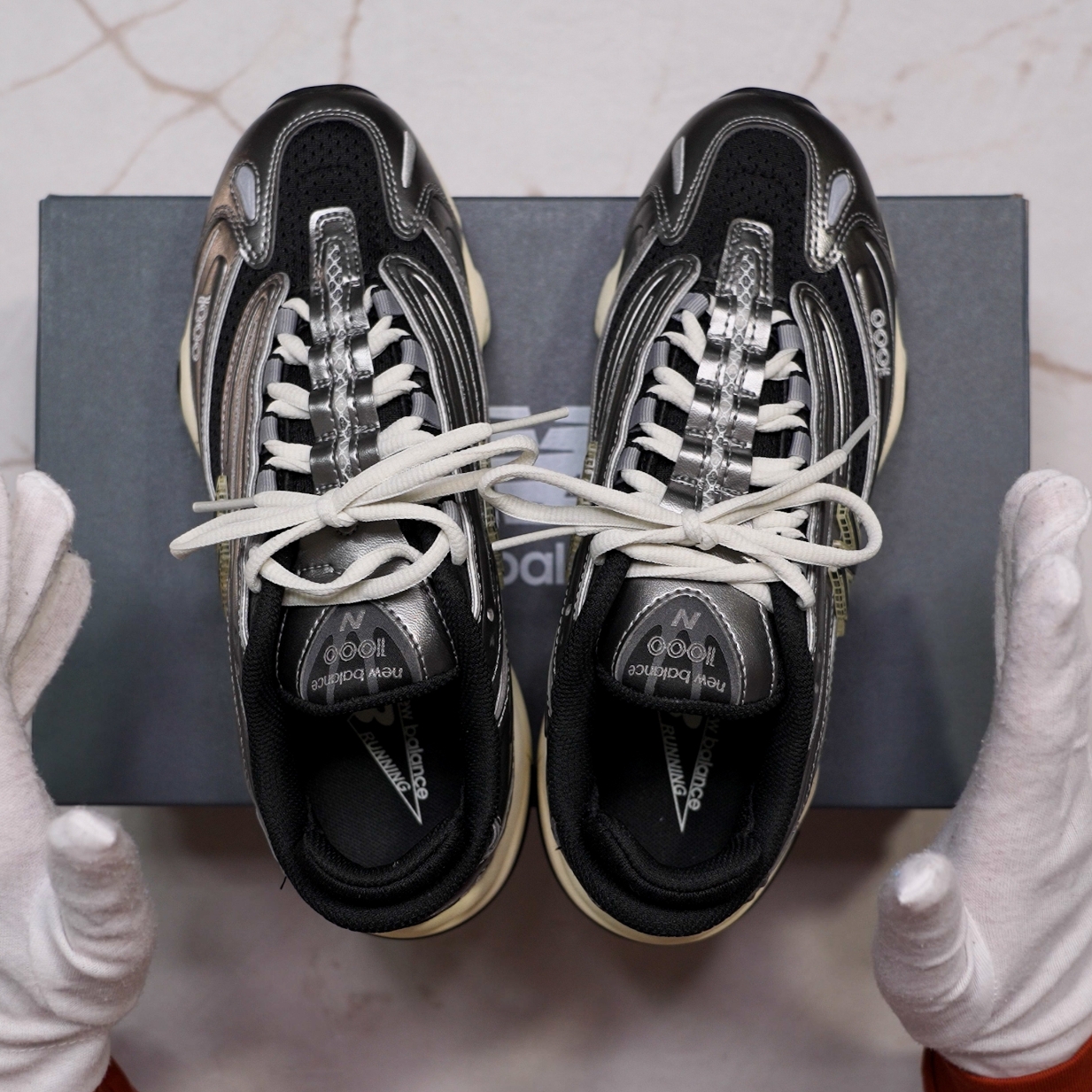 New Balance 1000 Silver Metallic Black 착용 스타일 - 3