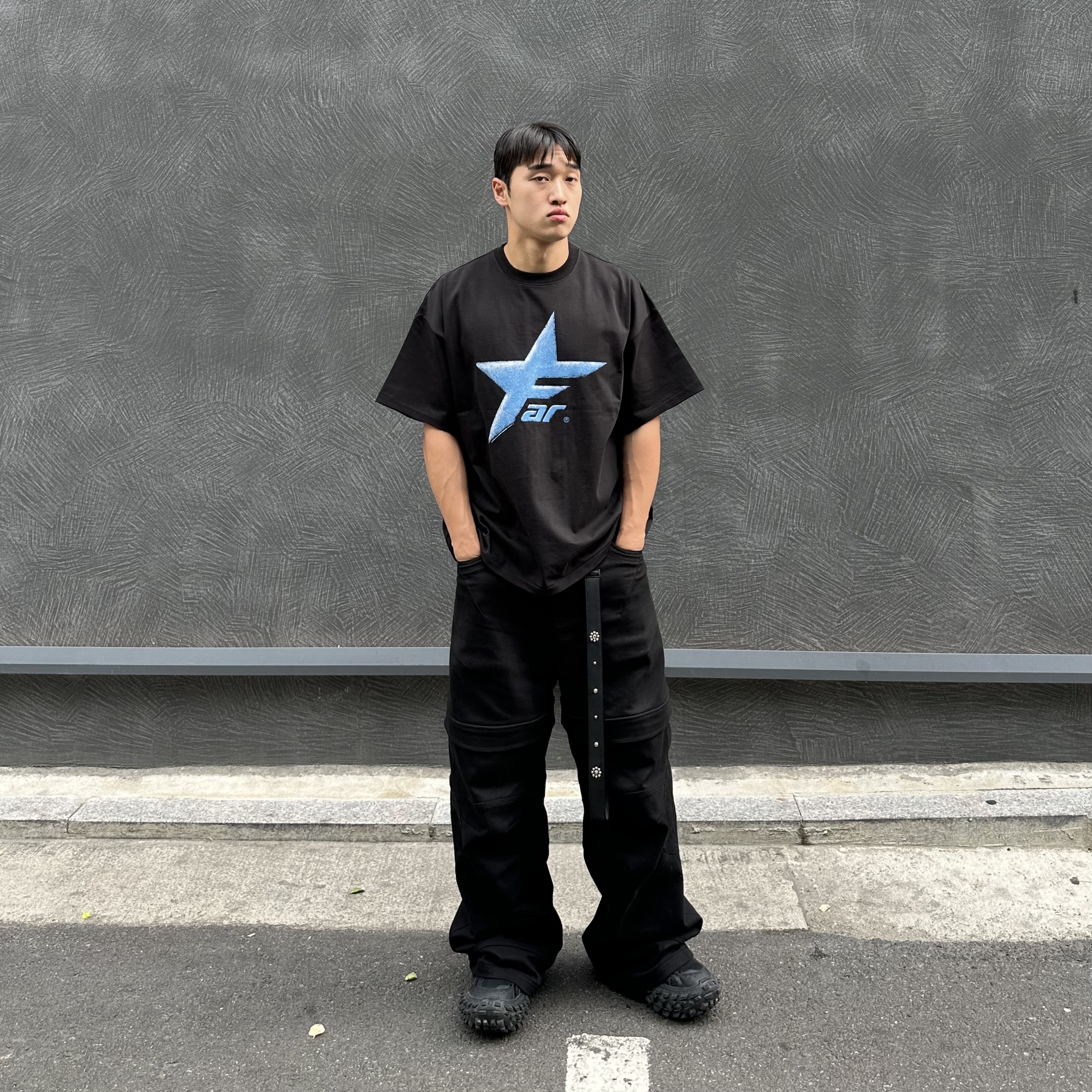 Farfromwhat Far Star Logo T-Shirt Green, Balenciaga Defender Sneakers Black 착용 스타일 - 2