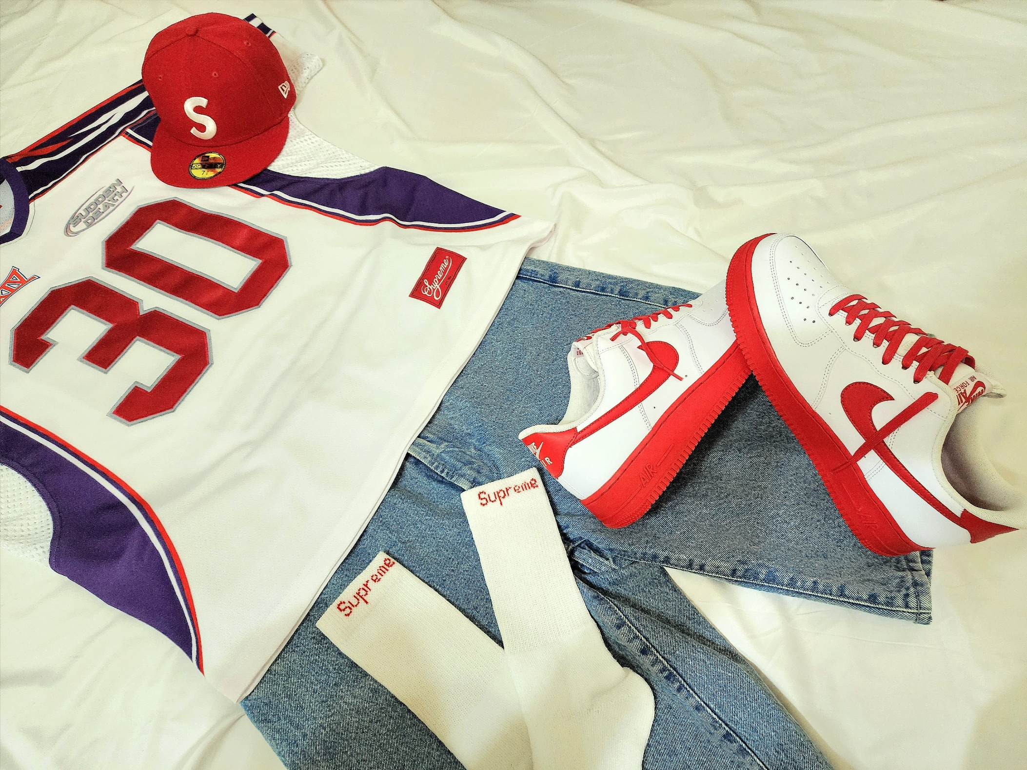 Supreme Jesus Piece S Logo New Era Red - 23FW, Supreme Sudden Death Football Jersey White - 24SS 착용 스타일 - 4