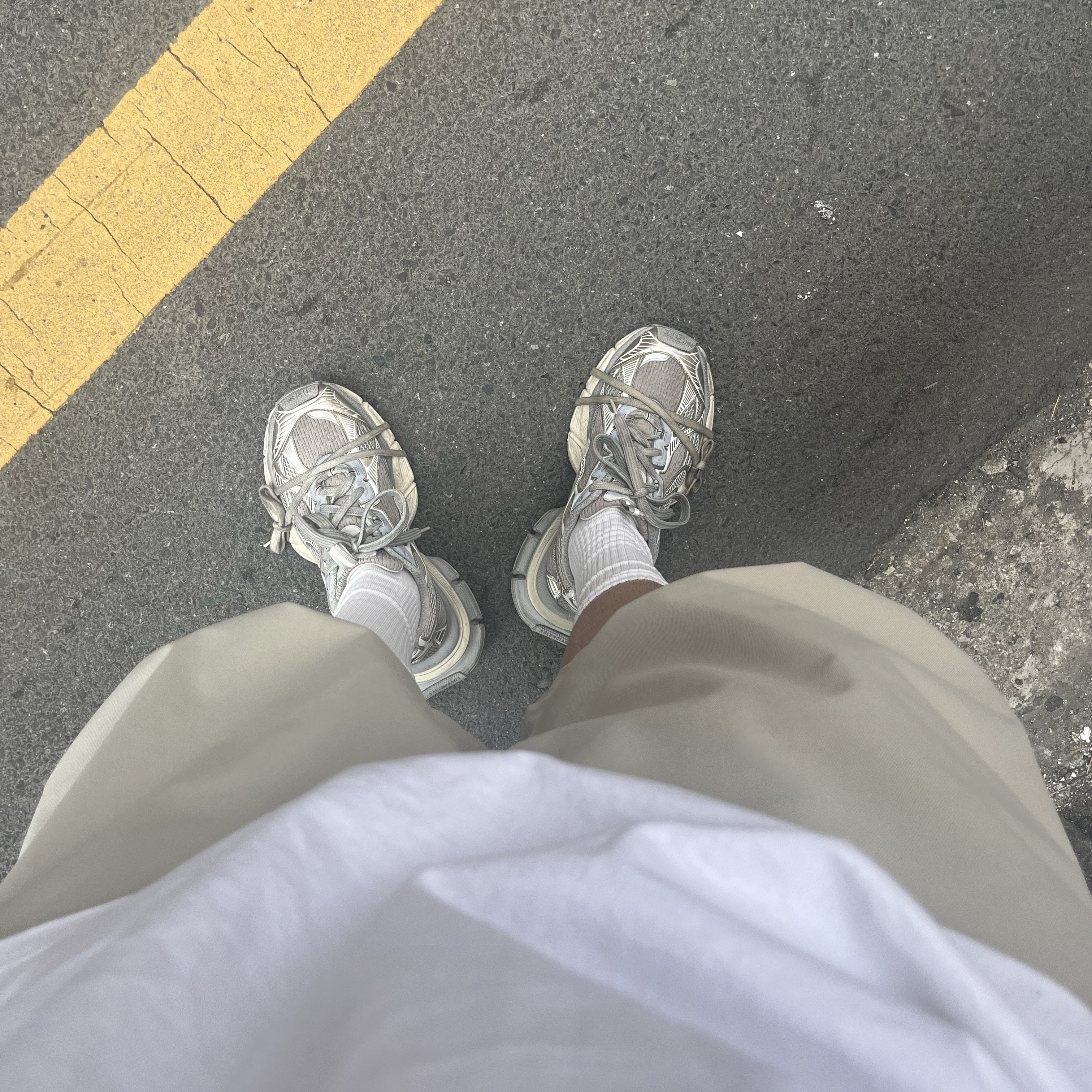 Nonnod Alpine Carpenter Shorts Beige, Stussy Burning Stock T-Shirt White 착용 스타일