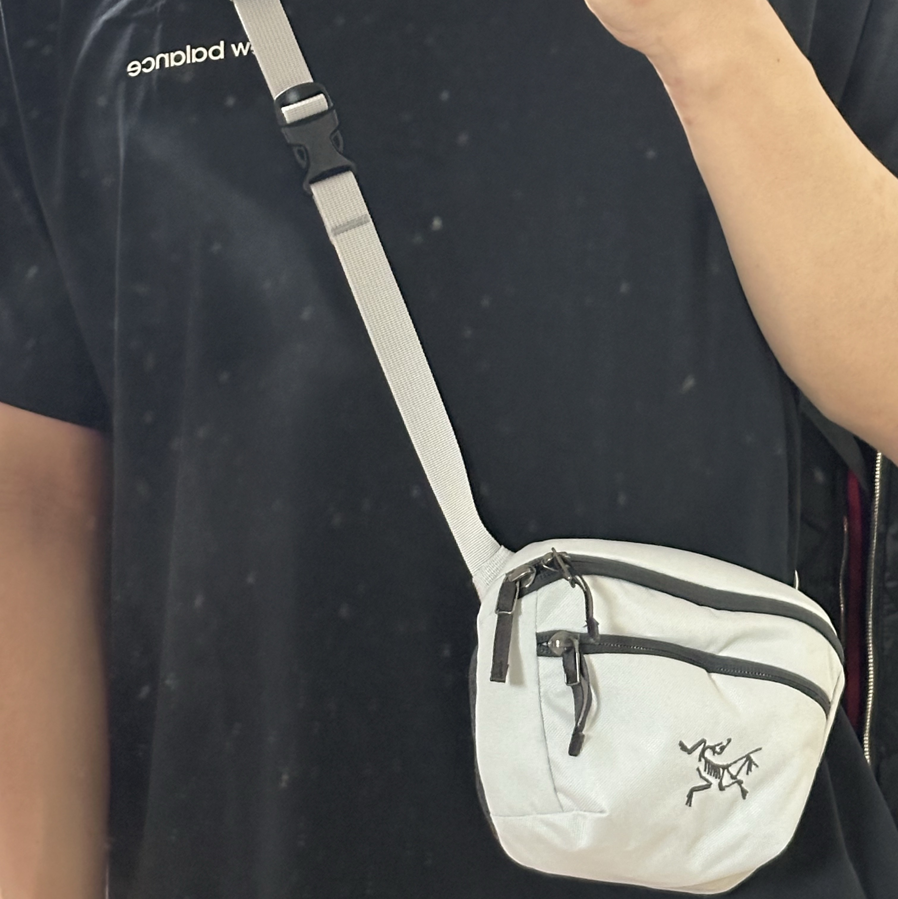 Arc'teryx Mantis 1 Waistpack Solitude Graphite 착용 스타일