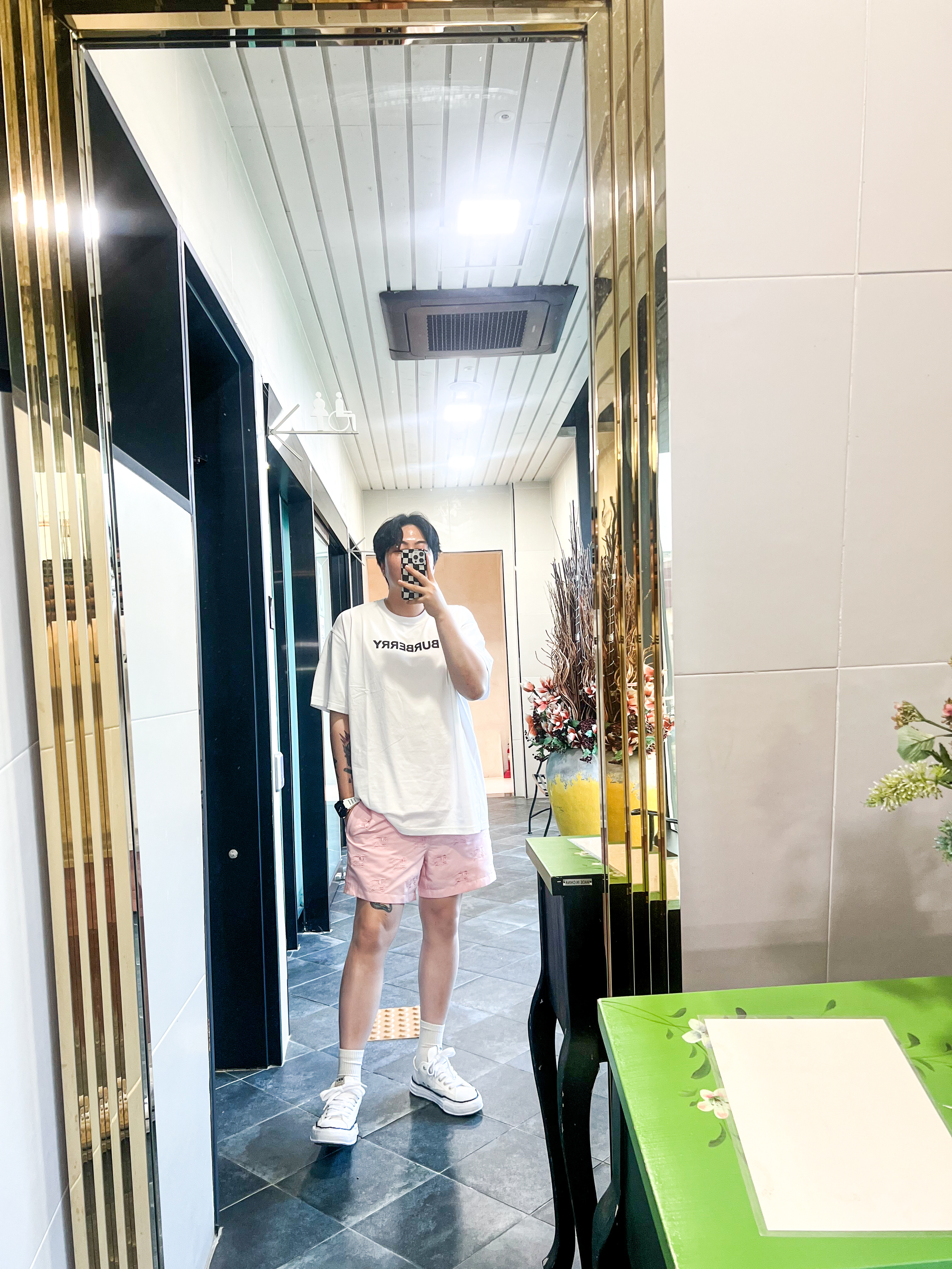Burberry Logo Print Cotton Oversized T-shirt White, Burberry Vintage Check Technical Twill Shorts 착용 스타일 - 2