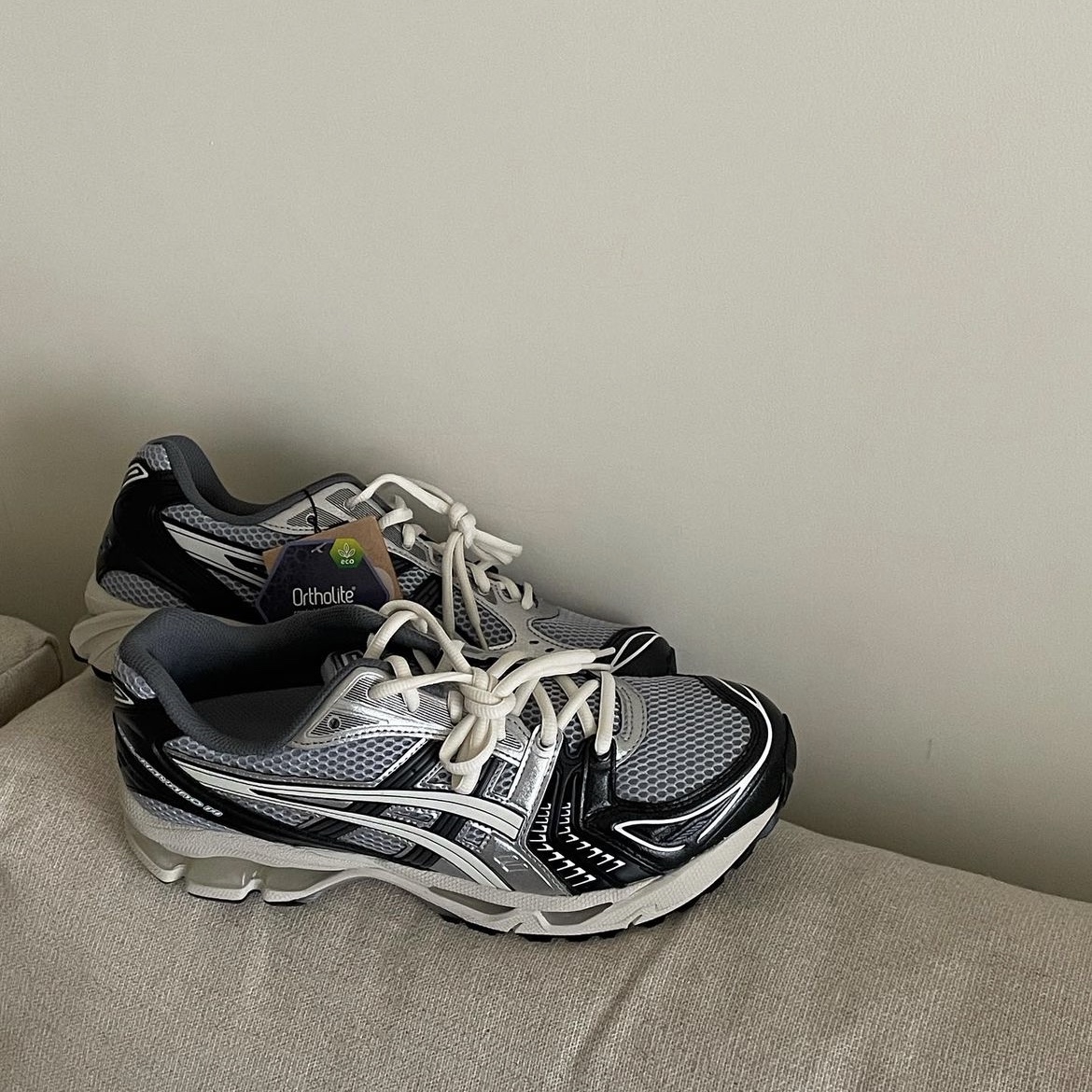 Asics Gel-Kayano 14 Black Glacier Grey, Asics Gel-Kayano 14 Cream Black 착용 스타일 - 4