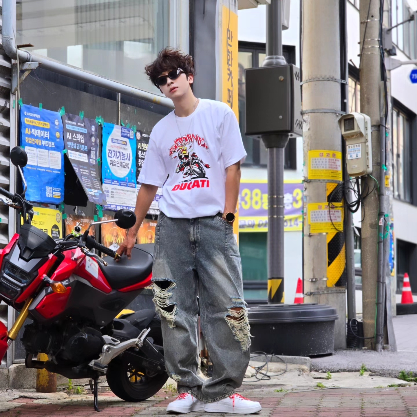 Supreme x Ducati Bike T-Shirt White - 24SS, Nike x Supreme Air Force 1 Low White 착용 스타일 - 2