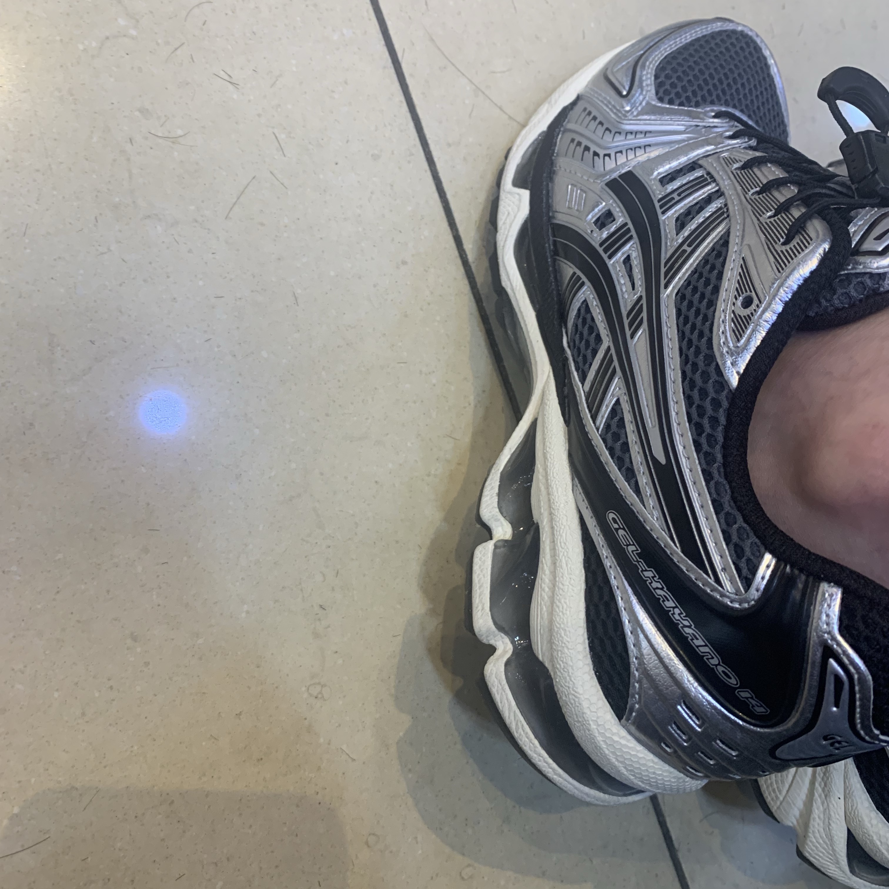 Asics Unlimited Gel-Kayano 14 Carrier Grey Black 착용 스타일