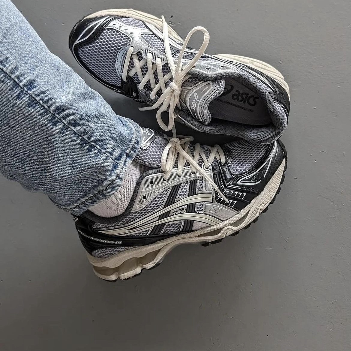 Asics Gel-Kayano 14 Black Glacier Grey, Asics Gel-Kayano 14 Cream Black 착용 스타일 - 6