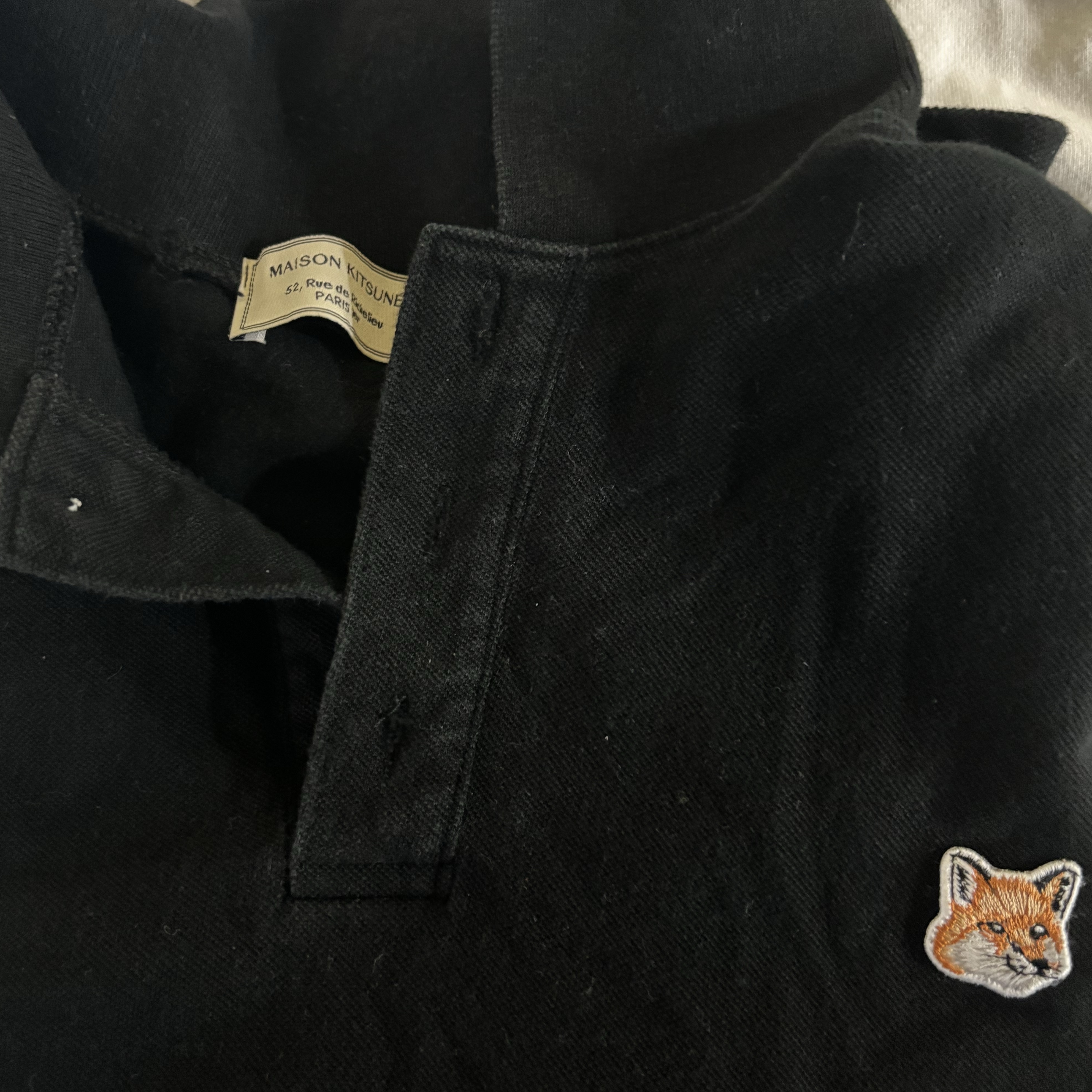 Maison Kitsune Fox Head Patch Classic Polo Black 착용 스타일