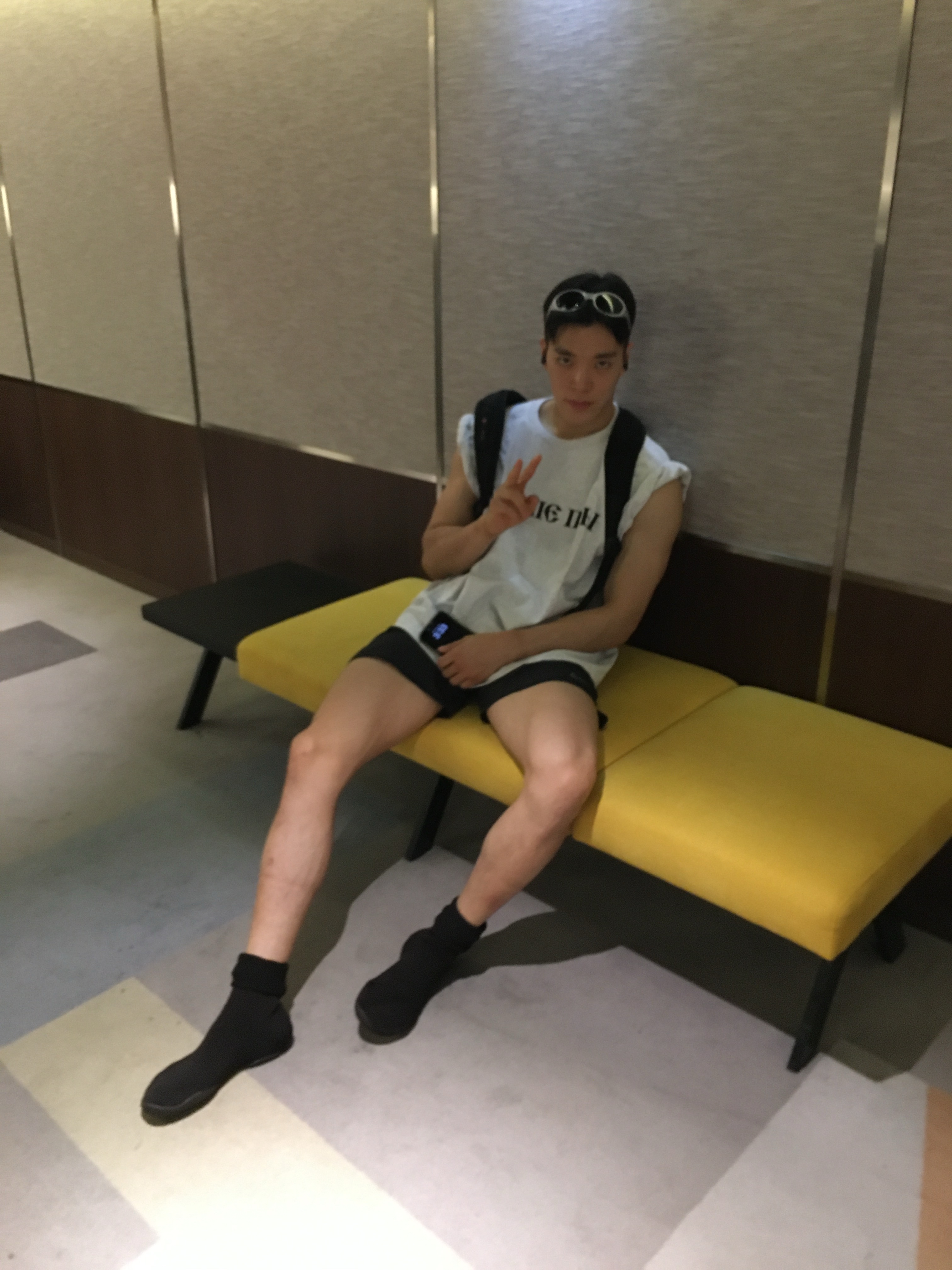 Yeezy YZY Pods Black, Yeezy x Gosha Rubchinskiy YZY Black Dogs T-Shirt Heather Grey 착용 스타일 - 3