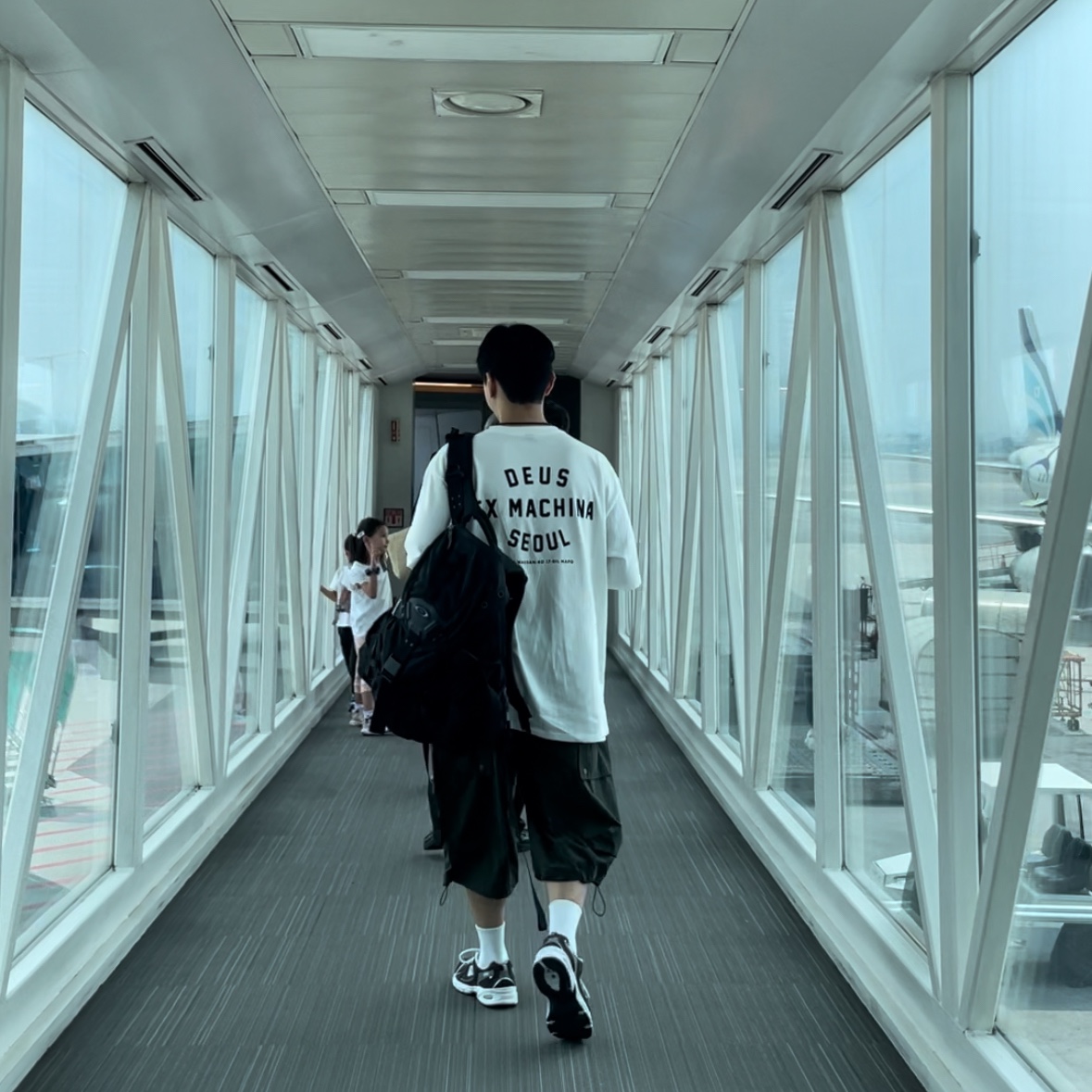 Deus Ex Machina Seoul College T-Shirt White, New Balance 530 Rich Earth 착용 스타일