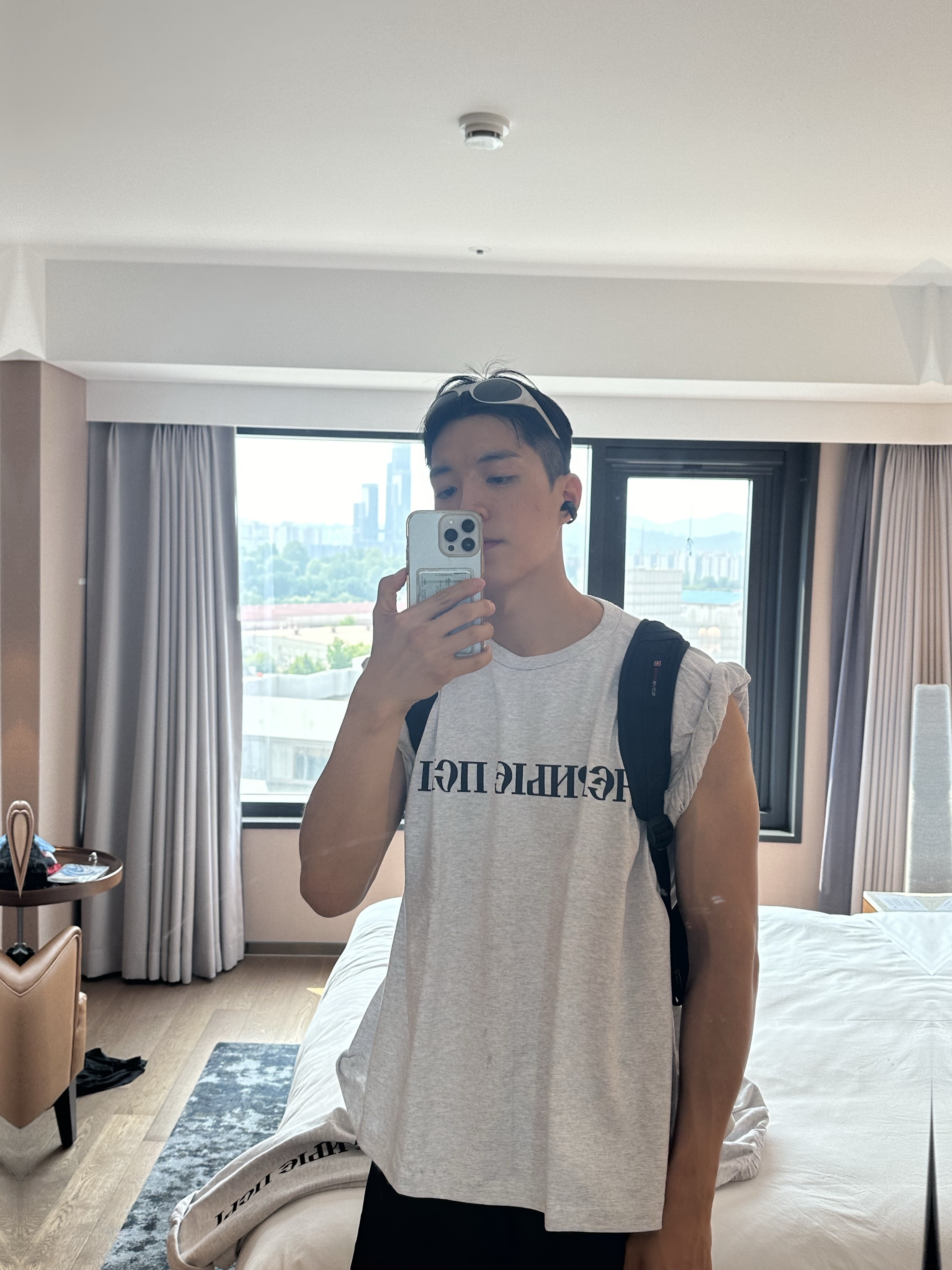 Yeezy YZY Pods Black, Yeezy x Gosha Rubchinskiy YZY Black Dogs T-Shirt Heather Grey 착용 스타일 - 2