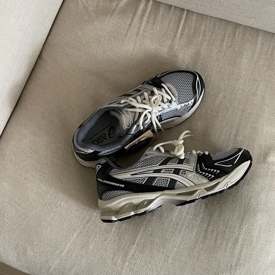 Asics Gel-Kayano 14 Black Glacier Grey, Asics Gel-Kayano 14 Cream Black 착용 스타일 - 5