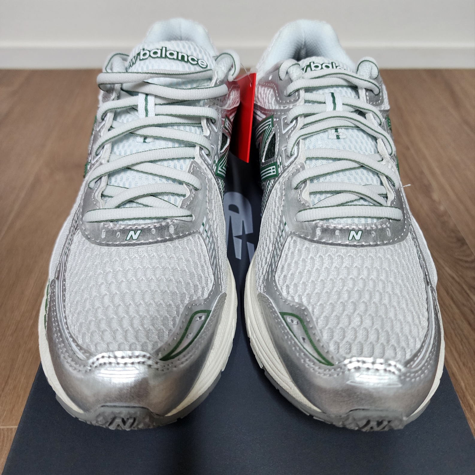 New Balance 860v2 Mallard Green Silver 착용 스타일 - 1
