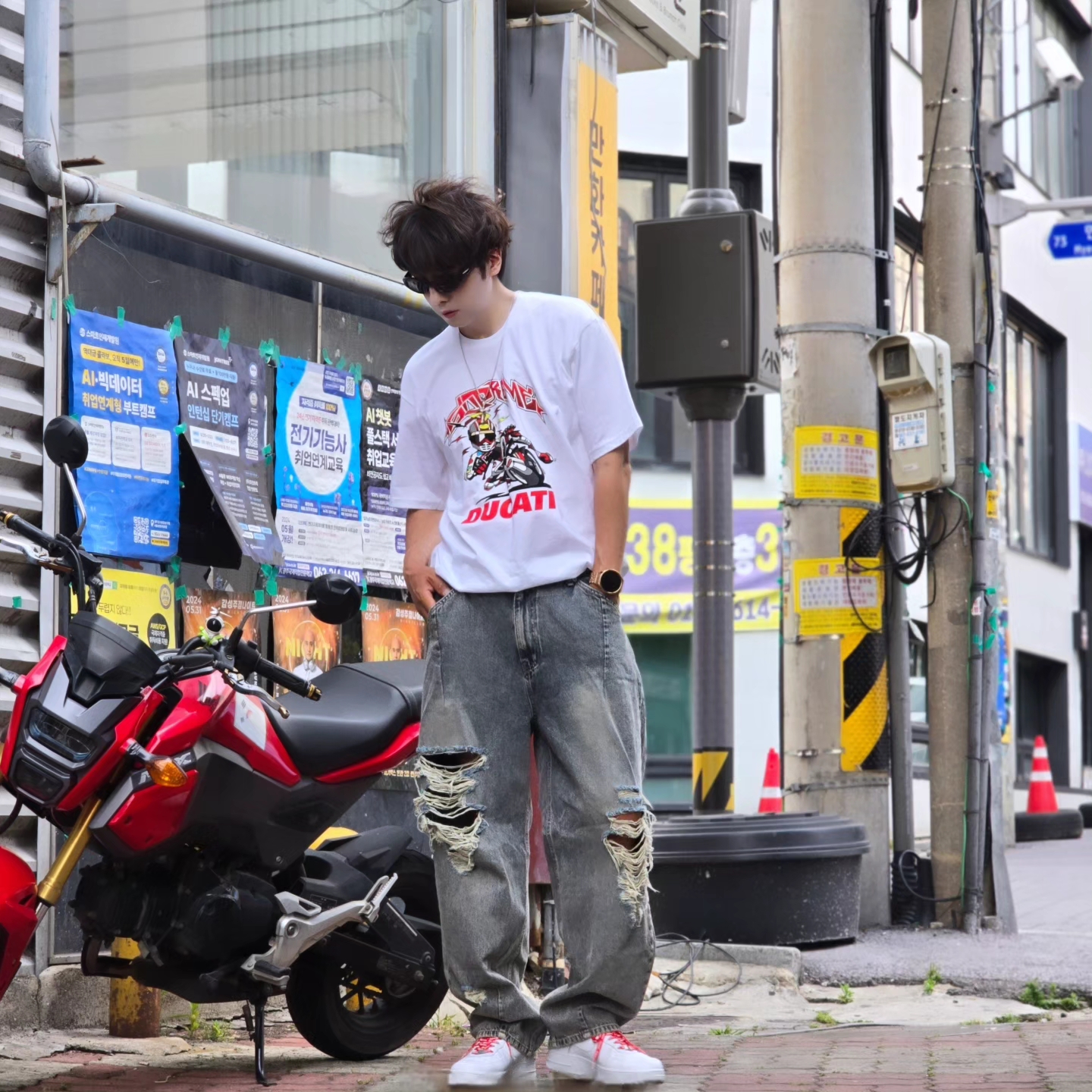 Supreme x Ducati Bike T-Shirt White - 24SS, Nike x Supreme Air Force 1 Low White 착용 스타일 - 4