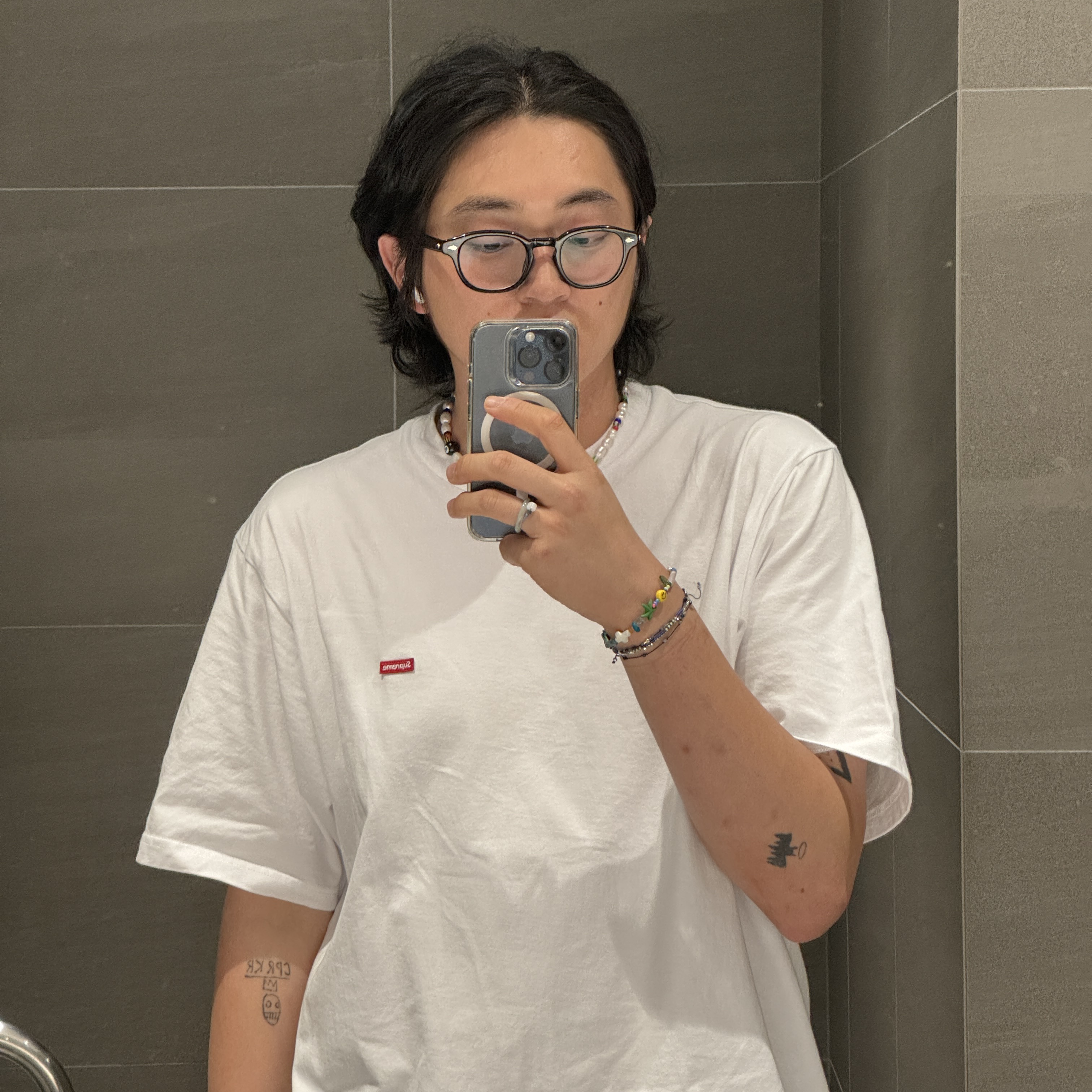 Supreme Small Box T-Shirt White - 24SS, New Balance x Carhartt WIP 990v1 Made in USA Sculpture Center 착용 스타일 - 1