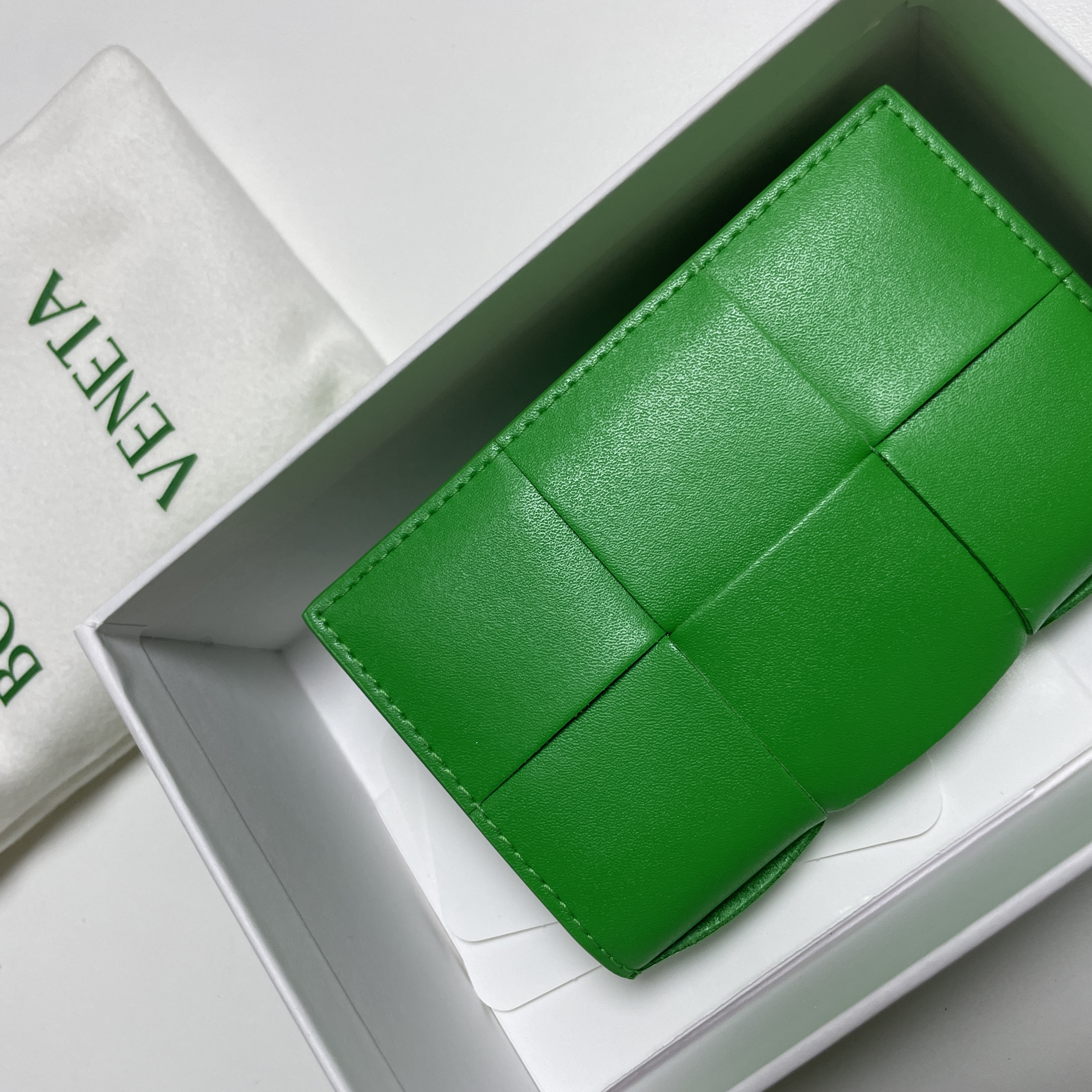 Bottega Veneta Flap Card Case Parakeet 착용 스타일