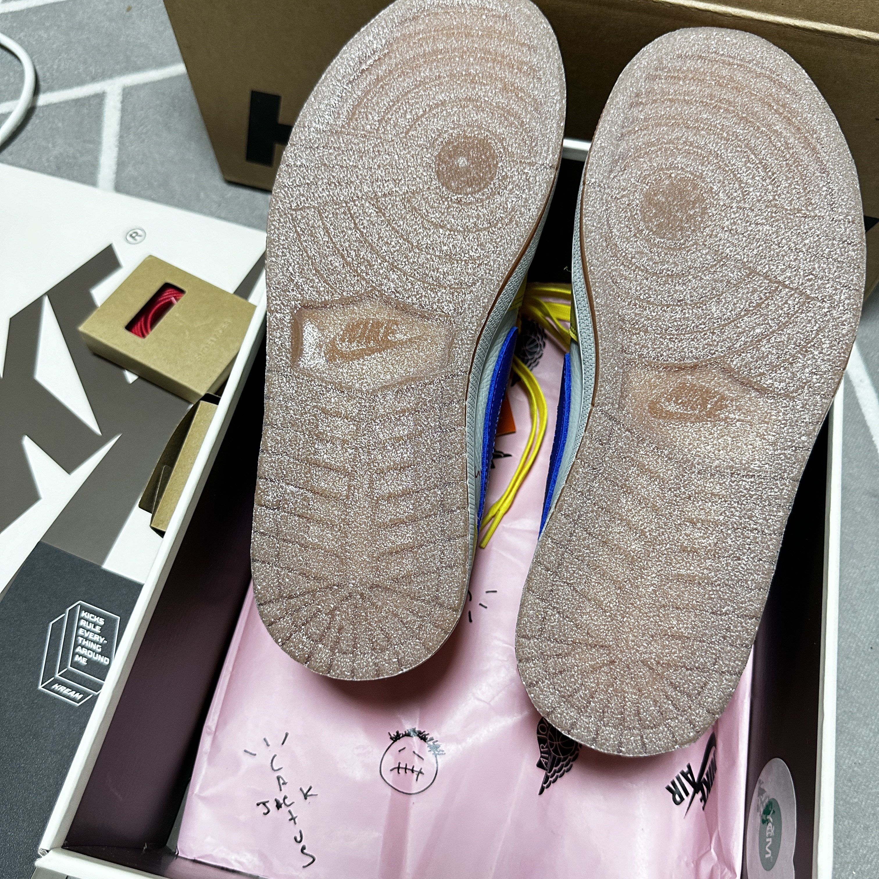 (W) Jordan 1 x Travis Scott Retro Low OG SP Canary 착용 스타일 - 3