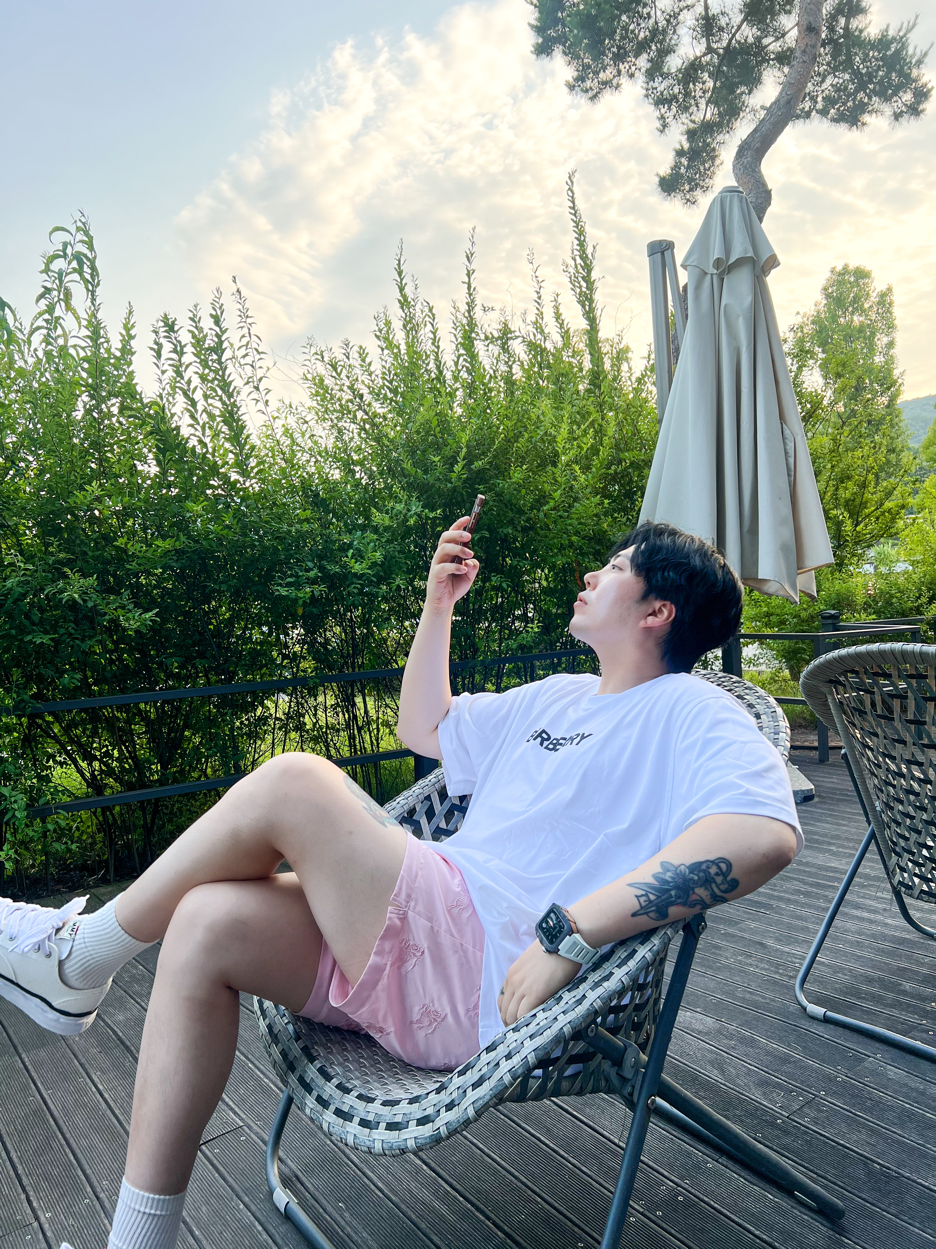 Burberry Logo Print Cotton Oversized T-shirt White, Burberry Vintage Check Technical Twill Shorts 착용 스타일 - 3