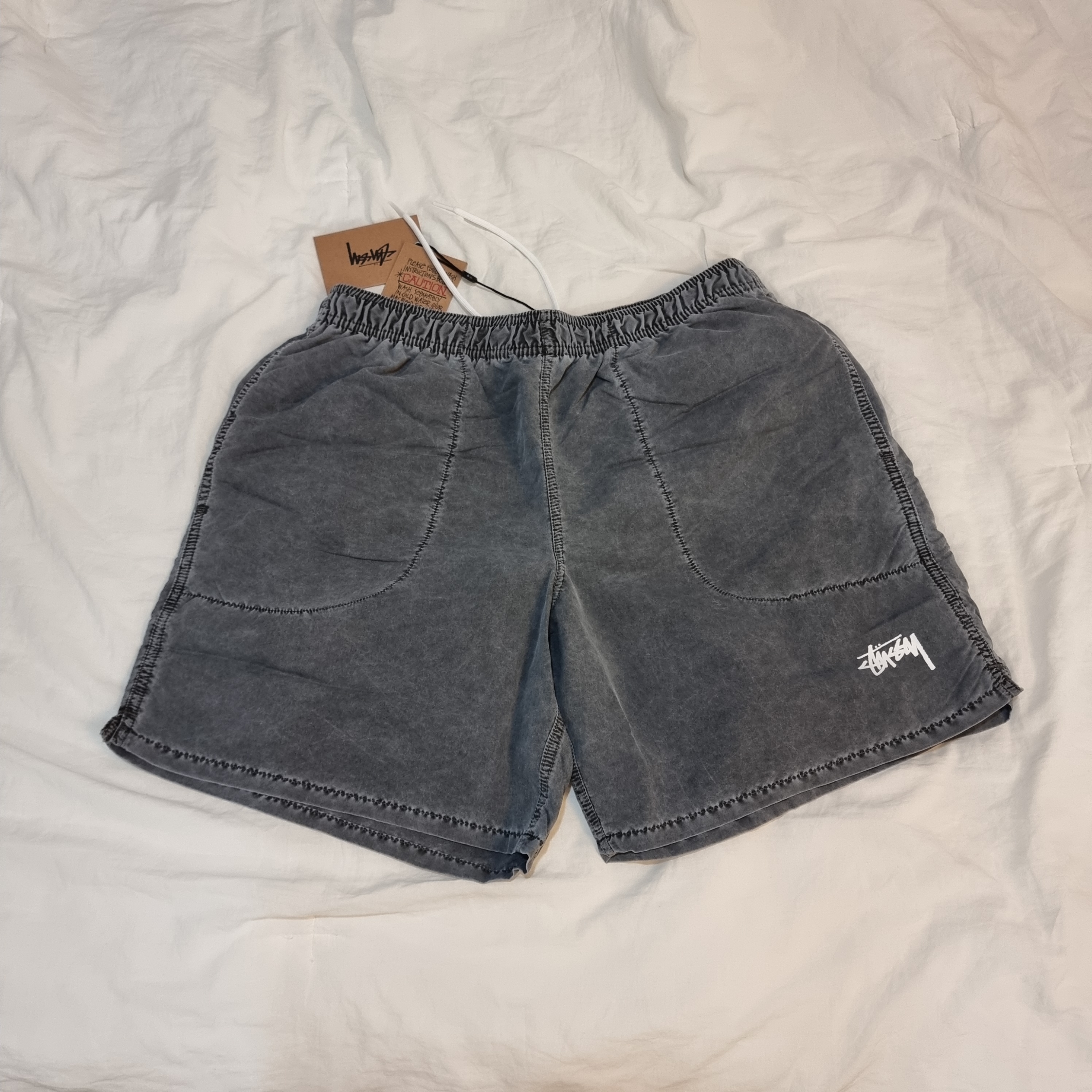Stussy Stock Water Pigment Short Charcoal, Adidas Yeezy 500 Utility Black 2022/2023 착용 스타일 - 2