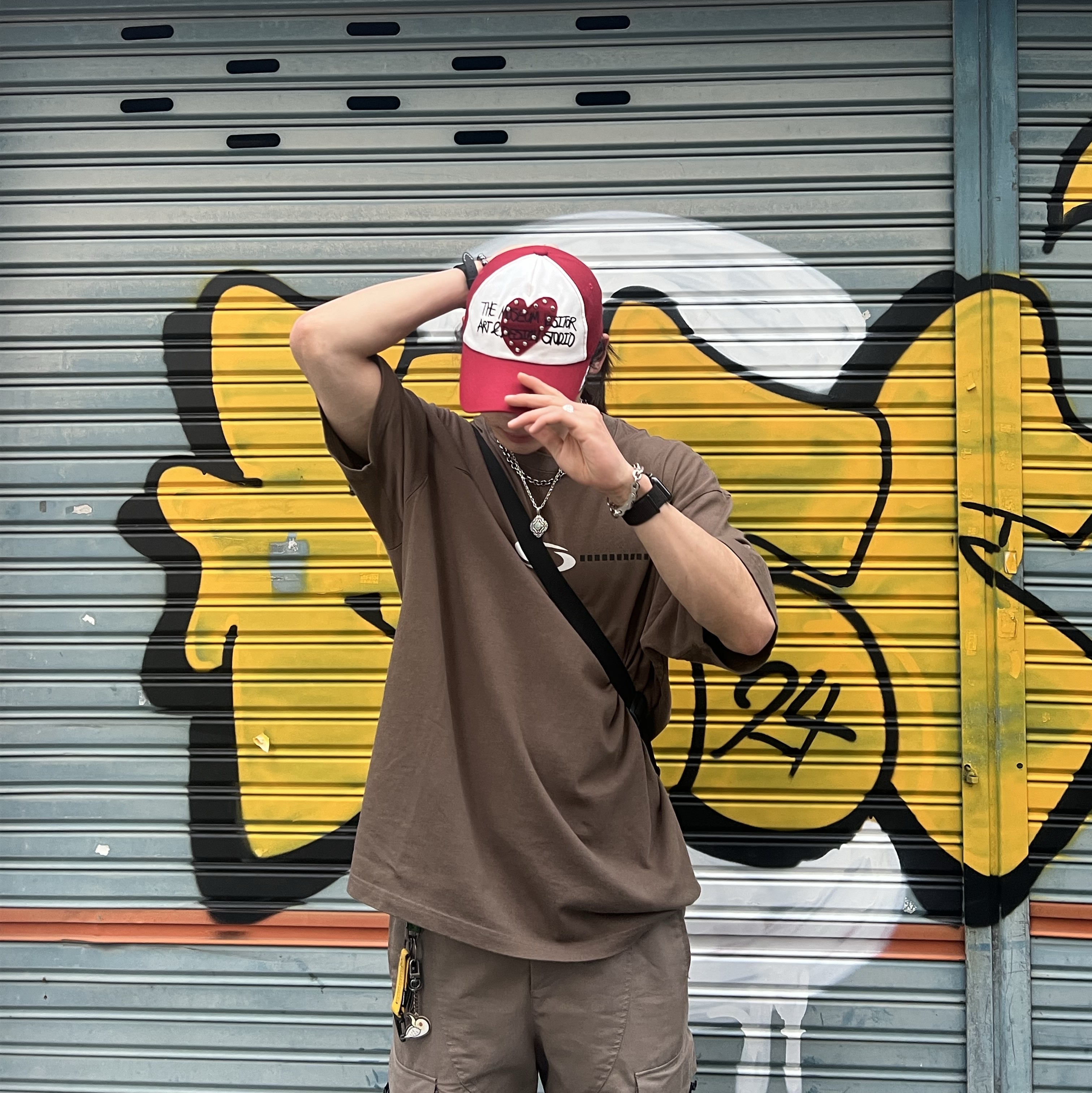 Jordan x Travis Scott T-Shirts Palomino (DZ5510-274), Oakley Edge Icon Blackout 착용 스타일 - 4