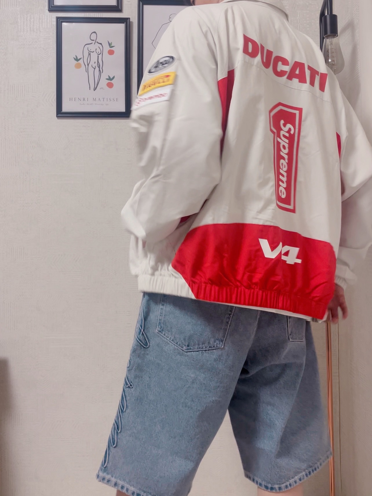 Supreme Script Baggy Denim Short Washed Indigo - 24SS, Supreme Box Logo T-Shirt White - 23FW 착용 스타일 - 2