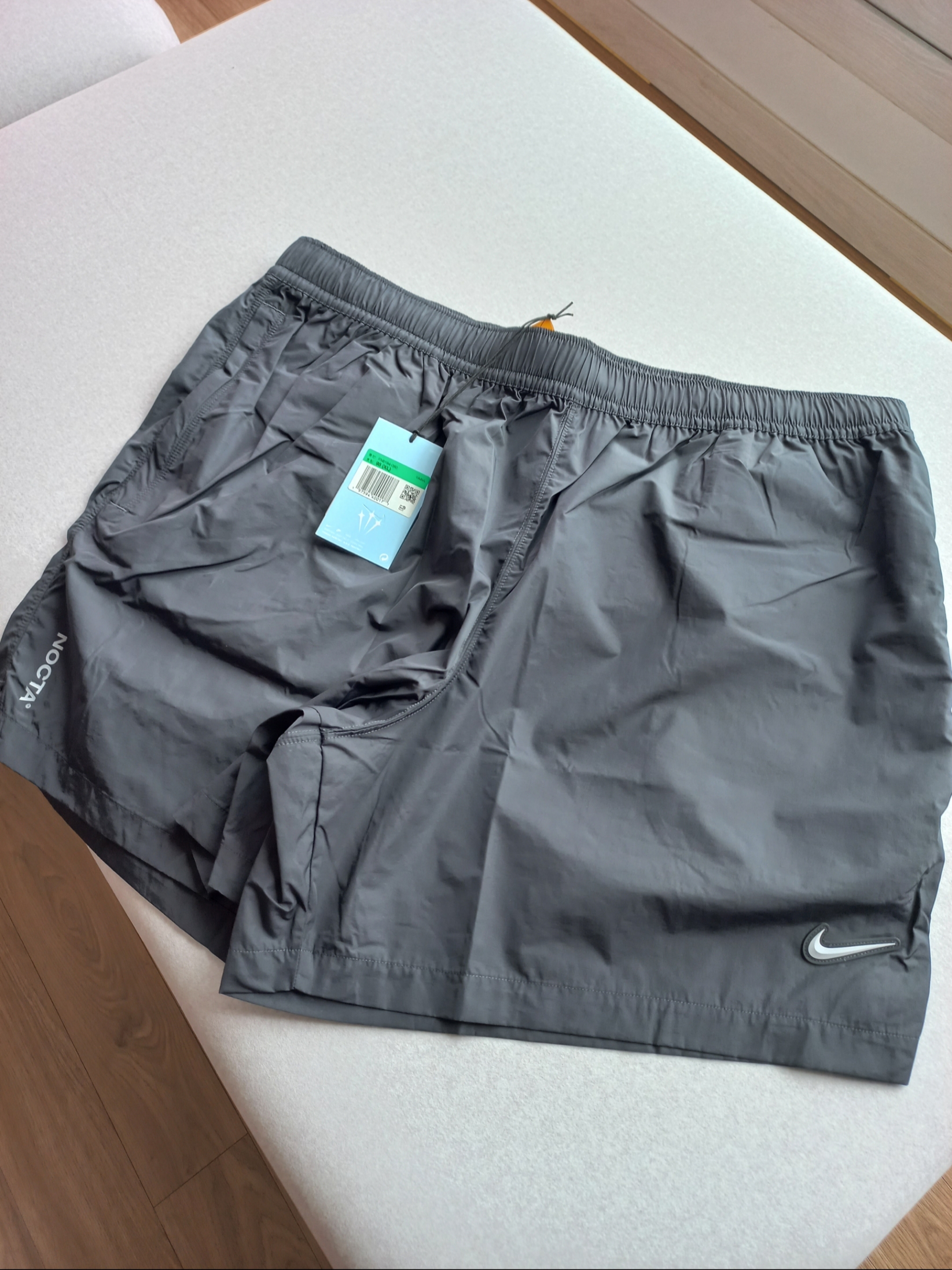 Nike x Drake Nocta Woven Shorts Anthracite (FN8194-060) 착용 스타일 - 3