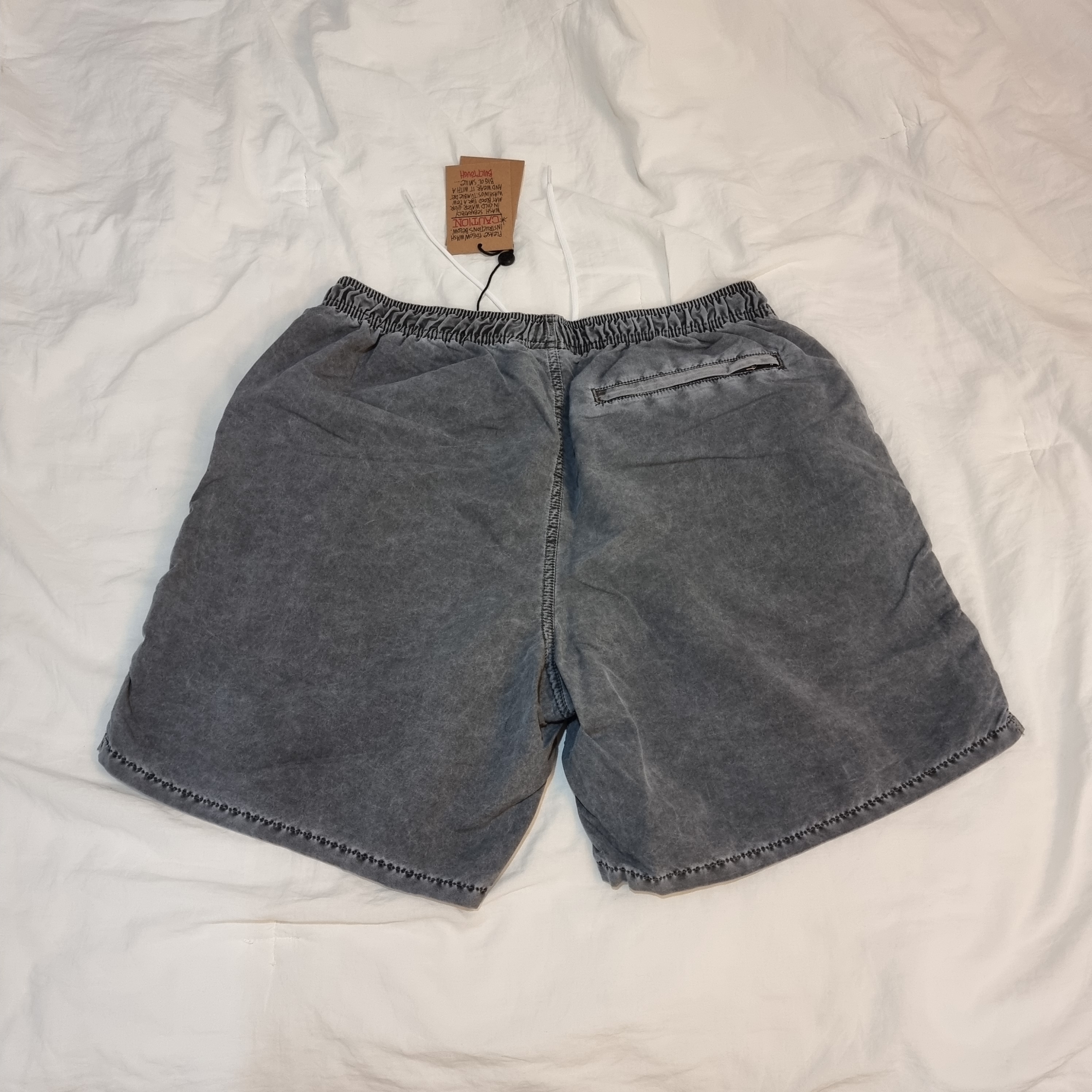 Stussy Stock Water Pigment Short Charcoal, Adidas Yeezy 500 Utility Black 2022/2023 착용 스타일 - 3