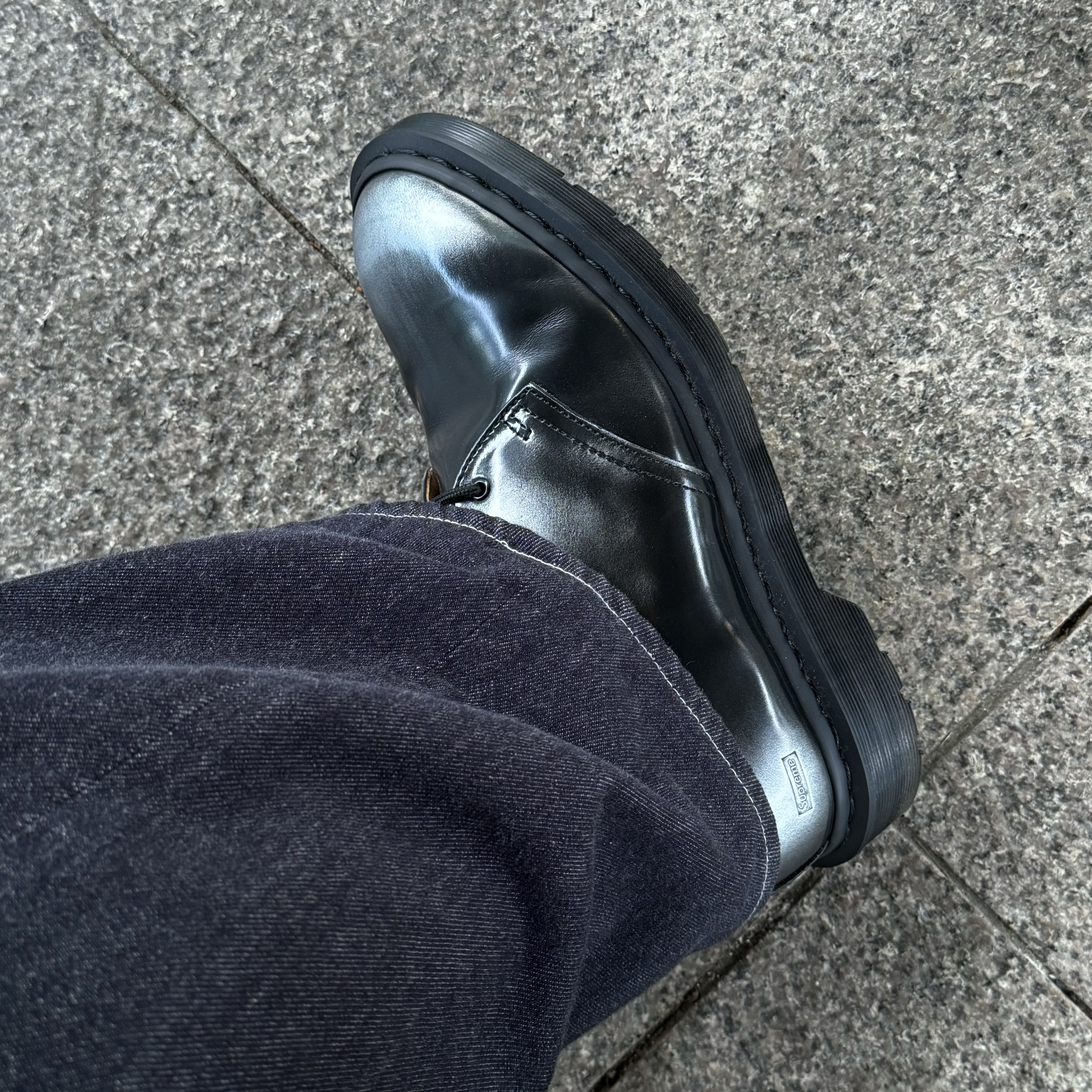 Dr. Martens x Supreme 1461 Gray Silver 착용 스타일 - 5