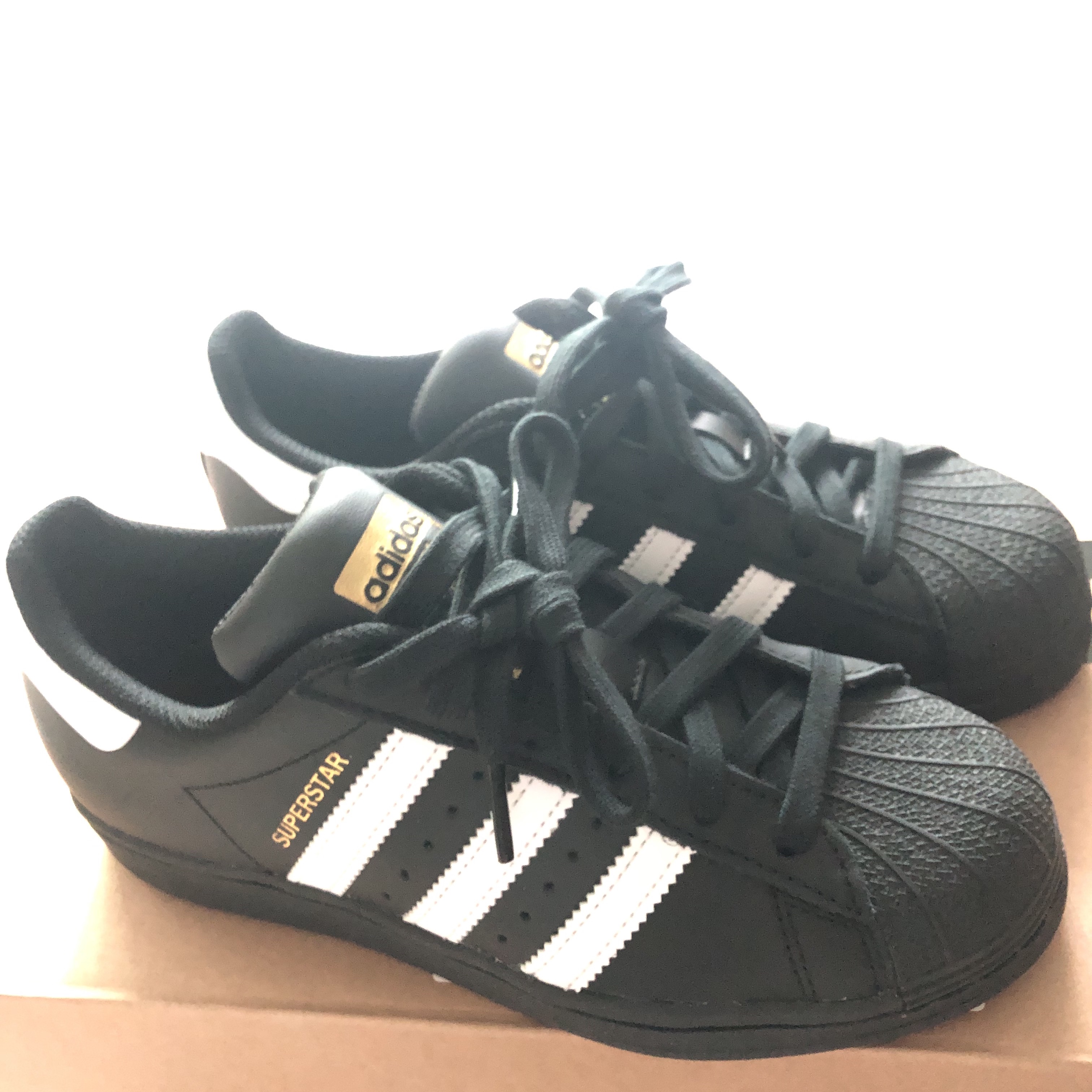 Adidas Superstar Core Black White 착용 스타일 - 1