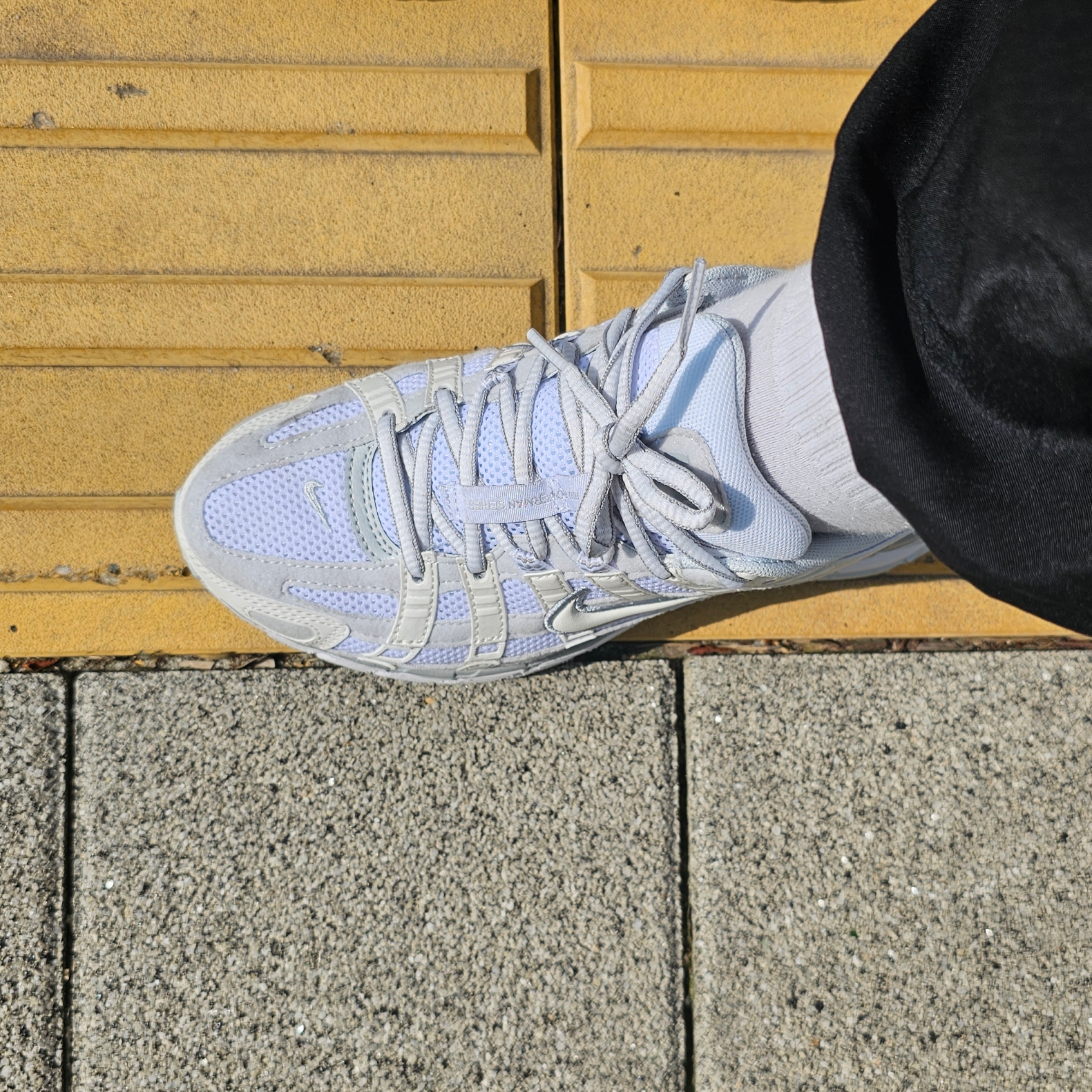 (W) Nike P-6000 Metallic Summit White 착용 스타일